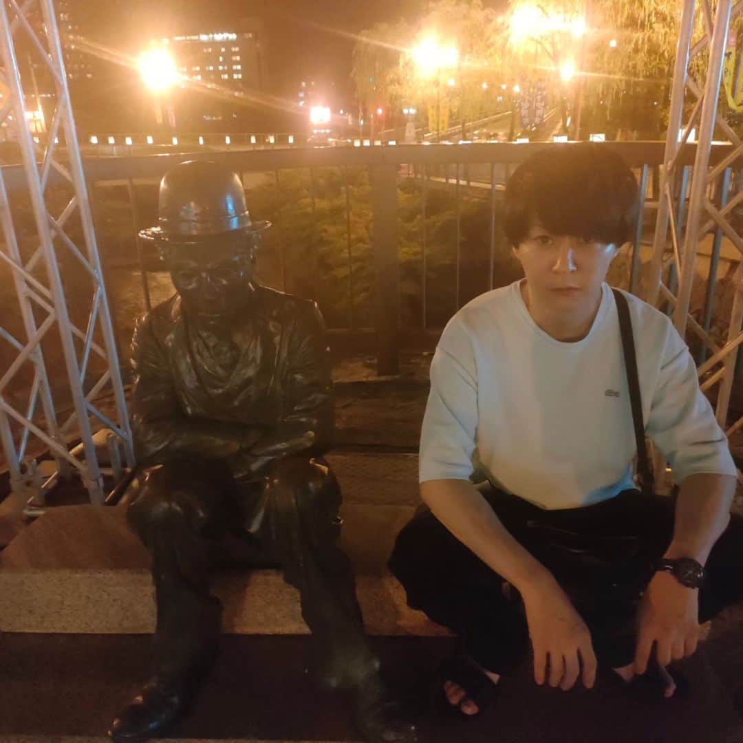 瀧上伸一郎のインスタグラム：「昨日は下呂温泉の盆踊りで大爆笑ライブかましてきました！ 楽屋の居酒屋にずっと謎のおじさんがいて一秒も休め無くて面白かったです！」
