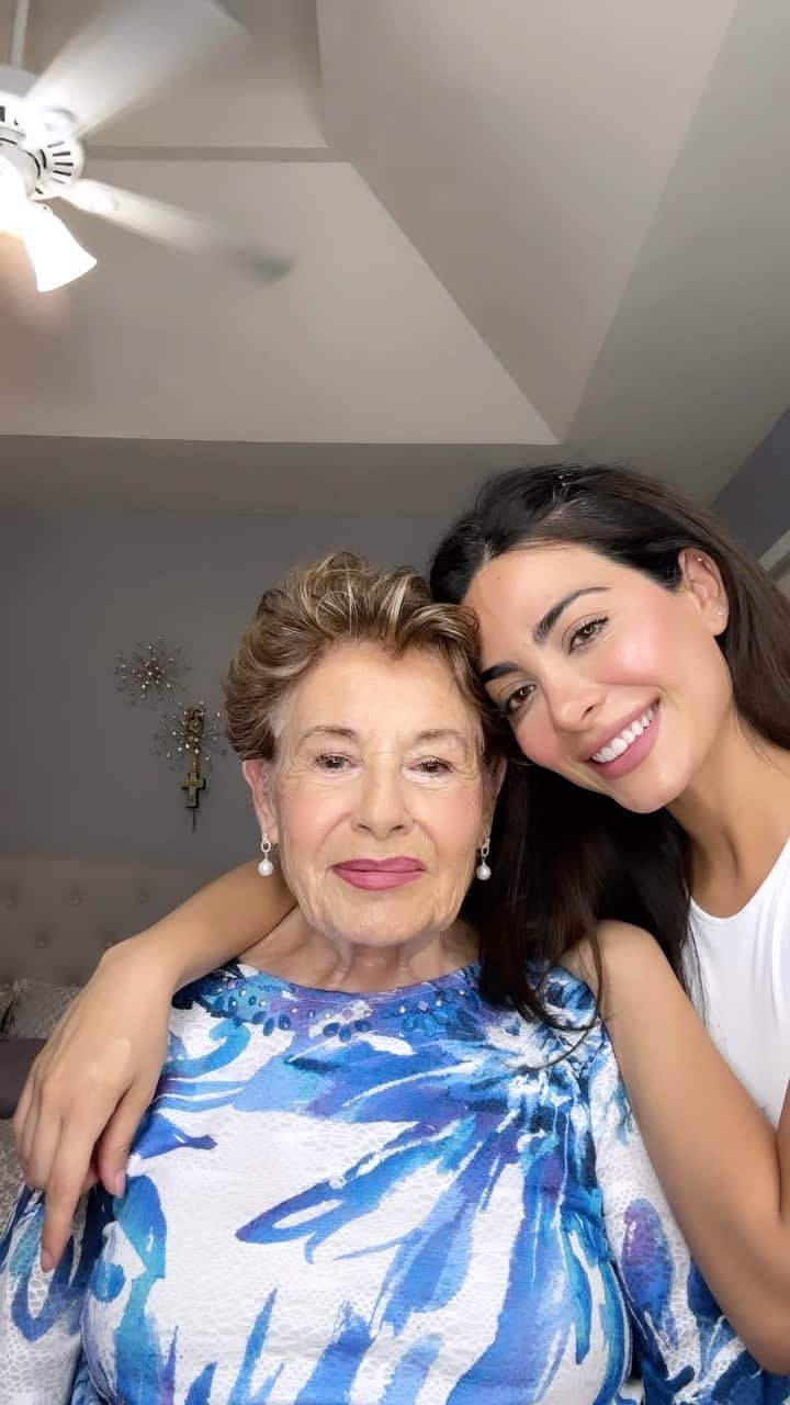 エメロード・トビアのインスタグラム：「Glam with Grandma 💄🥰」