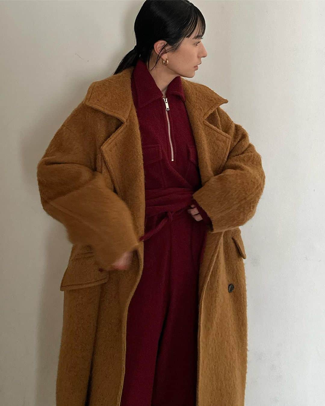 松本恵奈さんのインスタグラム写真 - (松本恵奈Instagram)「昨日インスタライブでご紹介したSHORT SHAGGY COCOON OVER COAT。 カラー サイズ とても映える千鳥柄と無地の展開のオー バーサイズコートです。素材はMADE IN JAPANで千鳥柄生地は、スラブ糸×ループ 糸×モヘア糸をMIXさせ立体感と表情のある生地に仕上げました。無地生地はモヘア のループを短くカットしたキャギー素材を使用しています◯ オーバーサイズで、CLANEでは珍しい少し短めの丈感になっているので低身⻑の方でも着やすい丈感です♡袖幅も太めに設定しているのでオーバーサイズのニットも平気で着れちゃうよ♡ 是非お楽しみに！ そして今日もアウター先行予約アイテムライブやります！ 是非遊びに来てください♡ #clane #outer #先行予約」8月23日 10時04分 - ena1123