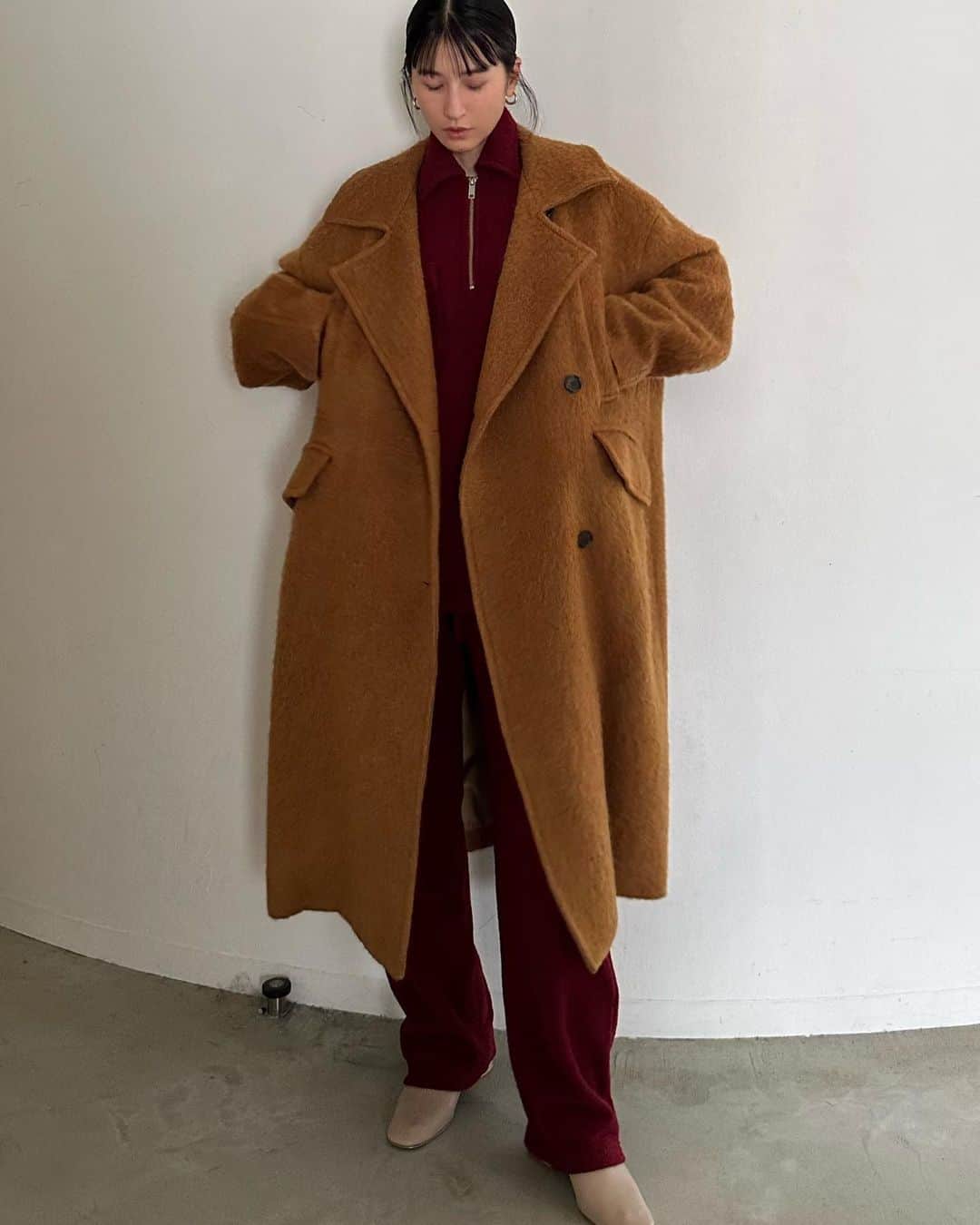 松本恵奈さんのインスタグラム写真 - (松本恵奈Instagram)「昨日インスタライブでご紹介したSHORT SHAGGY COCOON OVER COAT。 カラー サイズ とても映える千鳥柄と無地の展開のオー バーサイズコートです。素材はMADE IN JAPANで千鳥柄生地は、スラブ糸×ループ 糸×モヘア糸をMIXさせ立体感と表情のある生地に仕上げました。無地生地はモヘア のループを短くカットしたキャギー素材を使用しています◯ オーバーサイズで、CLANEでは珍しい少し短めの丈感になっているので低身⻑の方でも着やすい丈感です♡袖幅も太めに設定しているのでオーバーサイズのニットも平気で着れちゃうよ♡ 是非お楽しみに！ そして今日もアウター先行予約アイテムライブやります！ 是非遊びに来てください♡ #clane #outer #先行予約」8月23日 10時04分 - ena1123