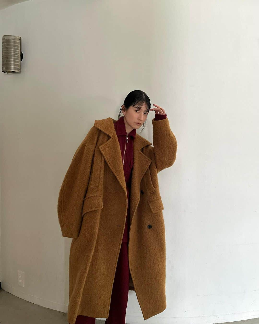 松本恵奈さんのインスタグラム写真 - (松本恵奈Instagram)「昨日インスタライブでご紹介したSHORT SHAGGY COCOON OVER COAT。 カラー サイズ とても映える千鳥柄と無地の展開のオー バーサイズコートです。素材はMADE IN JAPANで千鳥柄生地は、スラブ糸×ループ 糸×モヘア糸をMIXさせ立体感と表情のある生地に仕上げました。無地生地はモヘア のループを短くカットしたキャギー素材を使用しています◯ オーバーサイズで、CLANEでは珍しい少し短めの丈感になっているので低身⻑の方でも着やすい丈感です♡袖幅も太めに設定しているのでオーバーサイズのニットも平気で着れちゃうよ♡ 是非お楽しみに！ そして今日もアウター先行予約アイテムライブやります！ 是非遊びに来てください♡ #clane #outer #先行予約」8月23日 10時04分 - ena1123