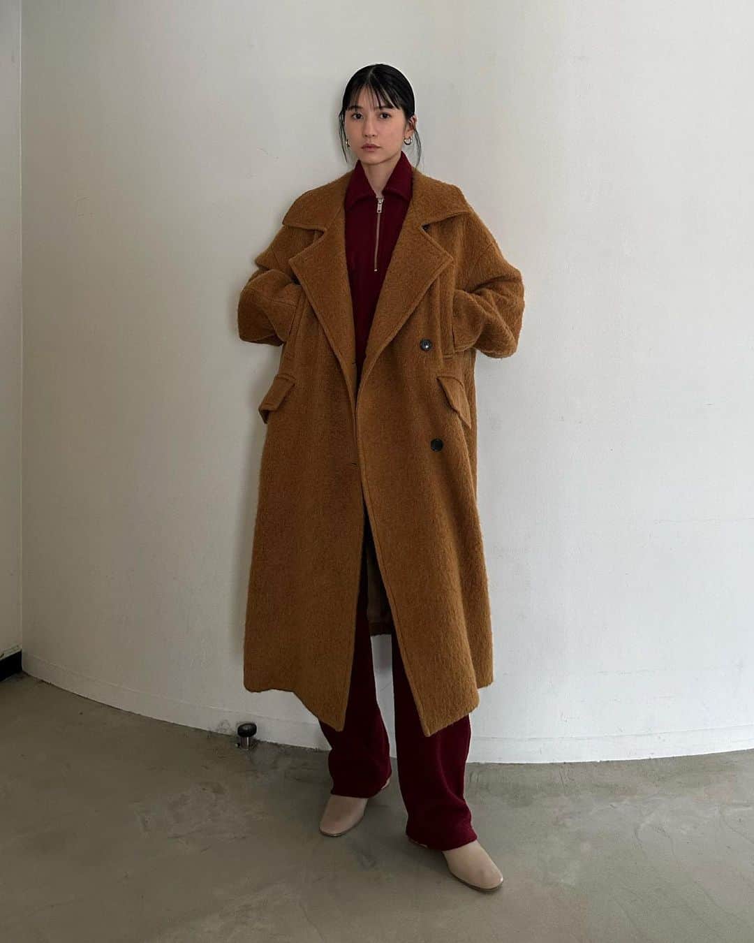 松本恵奈のインスタグラム：「昨日インスタライブでご紹介したSHORT SHAGGY COCOON OVER COAT。 カラー サイズ とても映える千鳥柄と無地の展開のオー バーサイズコートです。素材はMADE IN JAPANで千鳥柄生地は、スラブ糸×ループ 糸×モヘア糸をMIXさせ立体感と表情のある生地に仕上げました。無地生地はモヘア のループを短くカットしたキャギー素材を使用しています◯ オーバーサイズで、CLANEでは珍しい少し短めの丈感になっているので低身⻑の方でも着やすい丈感です♡袖幅も太めに設定しているのでオーバーサイズのニットも平気で着れちゃうよ♡ 是非お楽しみに！ そして今日もアウター先行予約アイテムライブやります！ 是非遊びに来てください♡ #clane #outer #先行予約」