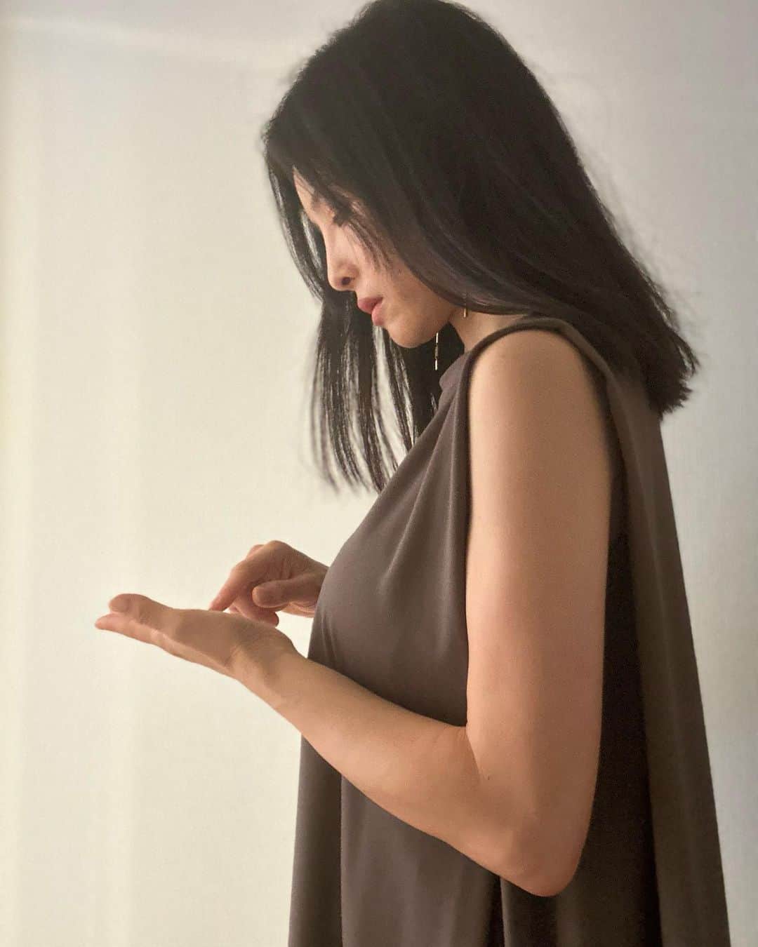 中岡由佳さんのインスタグラム写真 - (中岡由佳Instagram)「❇︎ スマホを久々に長時間使っていたら背中が痛くなった。無意識の前屈みの姿勢に気をつけよう。背筋を真っ直ぐする意識と、たまに背中を反らしてストレッチ🙆‍♀️ #health #healthy #posture #centforce #セントフォース」8月23日 10時15分 - yuka_nakaoka