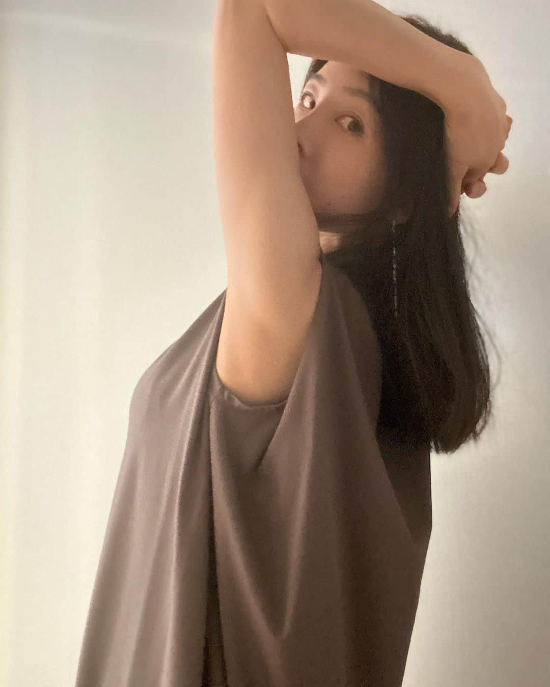 中岡由佳さんのインスタグラム写真 - (中岡由佳Instagram)「❇︎ スマホを久々に長時間使っていたら背中が痛くなった。無意識の前屈みの姿勢に気をつけよう。背筋を真っ直ぐする意識と、たまに背中を反らしてストレッチ🙆‍♀️ #health #healthy #posture #centforce #セントフォース」8月23日 10時15分 - yuka_nakaoka