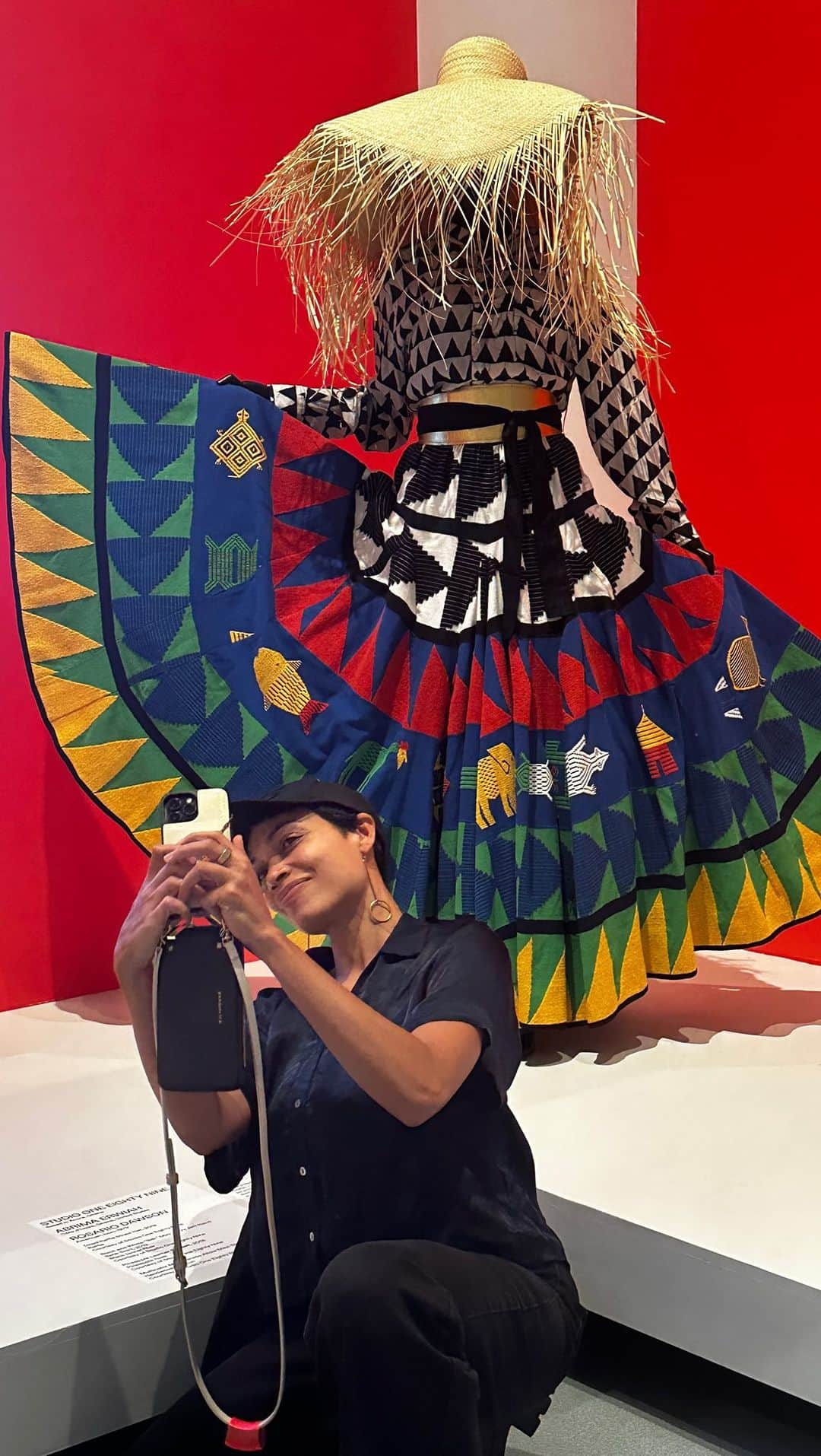 ロザリオ・ドーソンのインスタグラム：「Commencing our 10yr anniversary celebrations of @studiooneeightynine w this exhibition featuring 2 S189 designs at the @brooklynmuseum !!!  Curated by Ernestine White-Mifetu   #africafashionbkm」