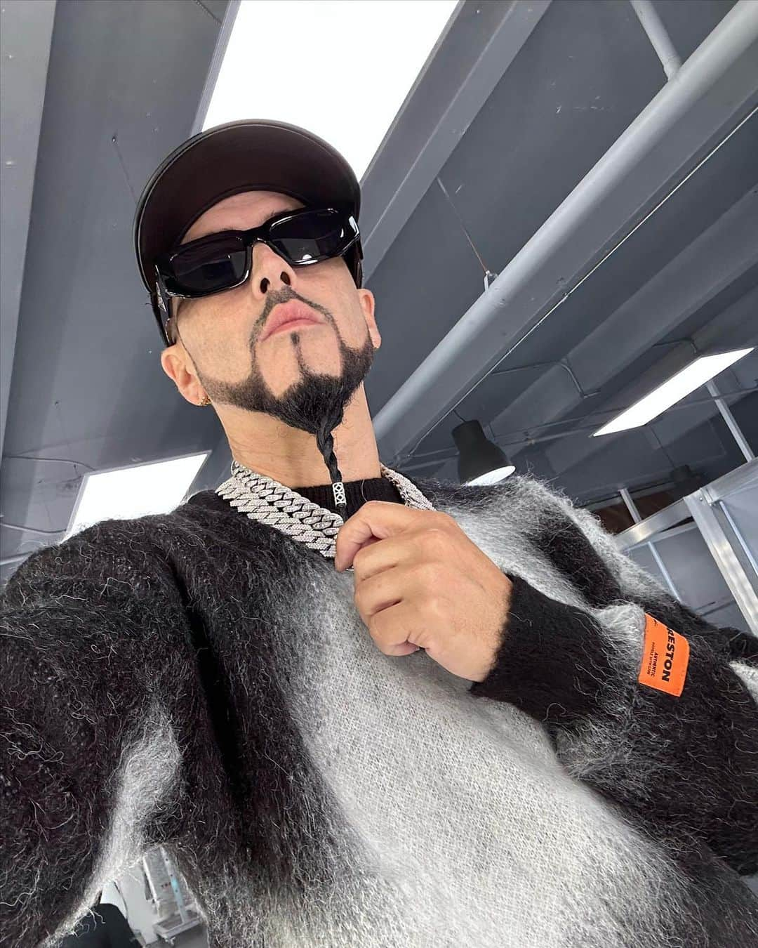 ヤンデルさんのインスタグラム写真 - (ヤンデルInstagram)「“DON JUAN” Va pa la calle! @maluma Video en camino! “TROFEO” 🏆🎥🎞️🔥 👽👽」8月23日 10時19分 - yandel