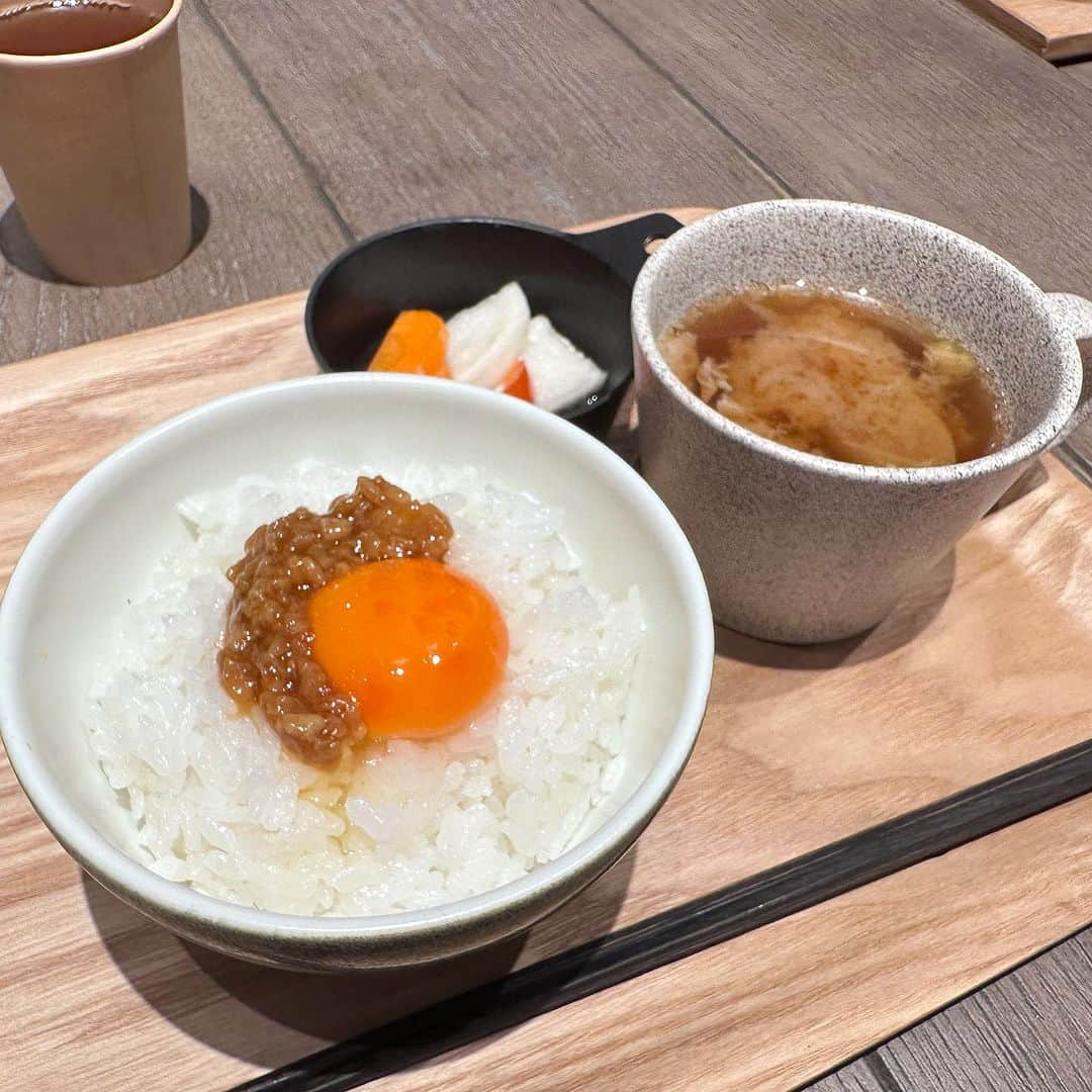 綾瀬羽乃(あーは)のインスタグラム：「炊き立てお米の朝食、 しあわせっ🍚🥹💗  バーミキュラの製品を使って作られたお料理を食べることができるshopだよ💗  もちっツヤっのお米×卵 自家製醤油麹✨ お漬け物に豚汁最高🇯🇵  EAT INもTAKE OUTもできて 朝9-11時 880円☀️ おにぎりやスイーツもあったよ♡  今日も暑いけど熱中症に気をつけてねっっ✊ あなたにはっぴーあれ！！！  #VERMICULARFLAGSHIPSHOPDAIKANYAMA  📍バーミキュラ フラッグシップショップ 代官山 #vermicularhouse  #代官山カフェ#代官山モーニング#東京モーニング#モーニング集合#モーニングセット#たまごかけごはん#TKG#卵かけご飯#お味噌汁 #はのぐる#モーニング巡り」