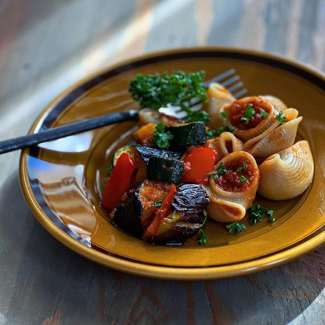 はらぺこさんのインスタグラム写真 - (はらぺこInstagram)「昨日のお昼ごはん🍝  ♪夏野菜のルマコーニ.ミートソース  かたつむりの形をした面白くて可愛いパスタを見付けて即買い🤎  茹で上がったらパスタの中にミートソースを詰め 夏野菜を炒めてソースと絡めて一緒にいただきました🙏  パスタの生地が厚めでモッチモチ！ ソースも濃厚1個で結構なボリューム😋 自分で言うのもなんやけど凄く美味しかった🤎  あんまり美味しいかったので夜は 👆グラタン皿に入れてチーズをたっぷりのせて オーブンで焼きました。 子ども達からも最高に美味い✨ いただきました💪  おつまみやおもてなしの一品にもいいかもです🍷🍾  #お昼ごはん #おうちごはん #おうちごはんlover #フーディーテーブル #パスタ #ルマコーニ #ボロネーゼ #イタリアン #料理 #家庭料理 #常備菜 #野菜 #夏野菜 #カフェ #おうちカフェ #おうち時間 #おつまみ #おうち居酒屋 #器 #うつわ #クロワッサン大人のうつわ部 #ショートパスタ #日々の暮らし #器好き #おばんざい #ミートソース #トマトパスタ#食育 #おもてなし #暮らしを楽しむ」8月23日 10時27分 - n.harapeko