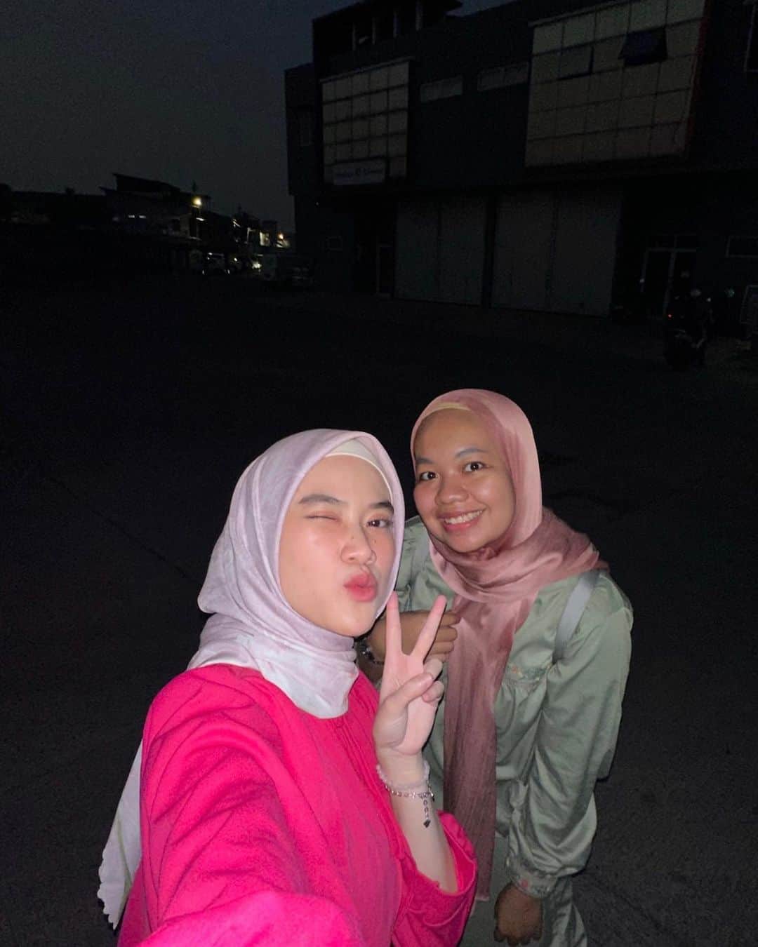 のインスタグラム：「Weehh! Happy Birthday Bestie since 2012!!!!   Kita adalah definisi “kalau Tuhan menciptakan amarah kenapa harus sabar” terbukti di slide 5 haha  GASABAR UMROH BARENG KELUARGA MASING-MASING 😊 HAHHA」