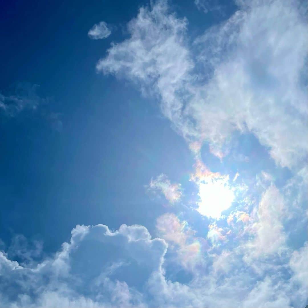 吉井明子さんのインスタグラム写真 - (吉井明子Instagram)「What an exciting sky!!  いろんな高さの雲が行き交って☁️ 一瞬の彩雲🌈 心も対流しちゃう！！  #東京の空 #気象予報士 #気象キャスター #weatherforecaster #기상캐스터　#氣象主播」8月23日 10時29分 - akiko_yoshii_sunny_rain