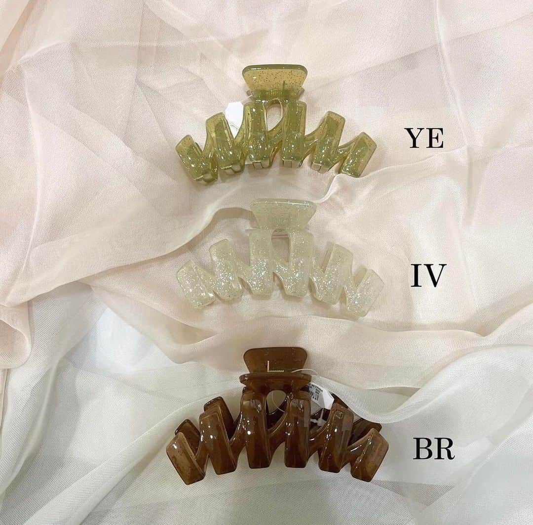 3COINS lN LUMINEのインスタグラム：「こんにちは🎀  3COINSルミネ大宮店です！  アクセサリーの新商品が入荷致しました💌  ☑︎ ジブザブバンス［YE / IV / BR ］  アクセサリー各種　300円(税込330円)  3色展開になっており、ラメ感がとても可愛い商品になっております🤍✨  他にも新商品多数入荷致しております🪄  ぜひこの機会にご覧ください！  ご来店お待ちしております💫  店舗により入荷日・在庫状況が異なります。 お気軽にお近くの店舗までお問い合わせください。 ※3COINS＋plus那覇メインプレイス店 3COINS＋plus沖縄パルコシティ店 3COINS＋plusイオンモール沖縄ライカム店は、木曜日発売です。  #3COINS#3COINS新商品#スリコ #スリコ新商品 #アクセサリー販売 #ルミネ大宮 #バンスクリップ #ヘアアレンジ #ヘアアレンジ簡単 #ヘアクリップ #ヘアクリップアレンジ #ヘアアクセサリー #バンス #バンスクリップアレンジ」