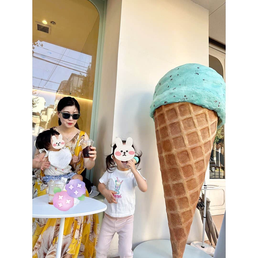 永末まゆのインスタグラム：「お家にあるアイスクリーム🍨のおもちゃと全く同じ配色のディスプレイ☺️  いっしょだねぇ！  と喜んでた🫶🏻  2人共アイスクリームのお洋服にしたんだけど、バタバタで写真なんか撮れない！😂  ・ ・ ・ #tutto #清澄白河カフェ #プラントベース #清澄白河子連れスポット #アイスクリーム部 #淡色カフェ」