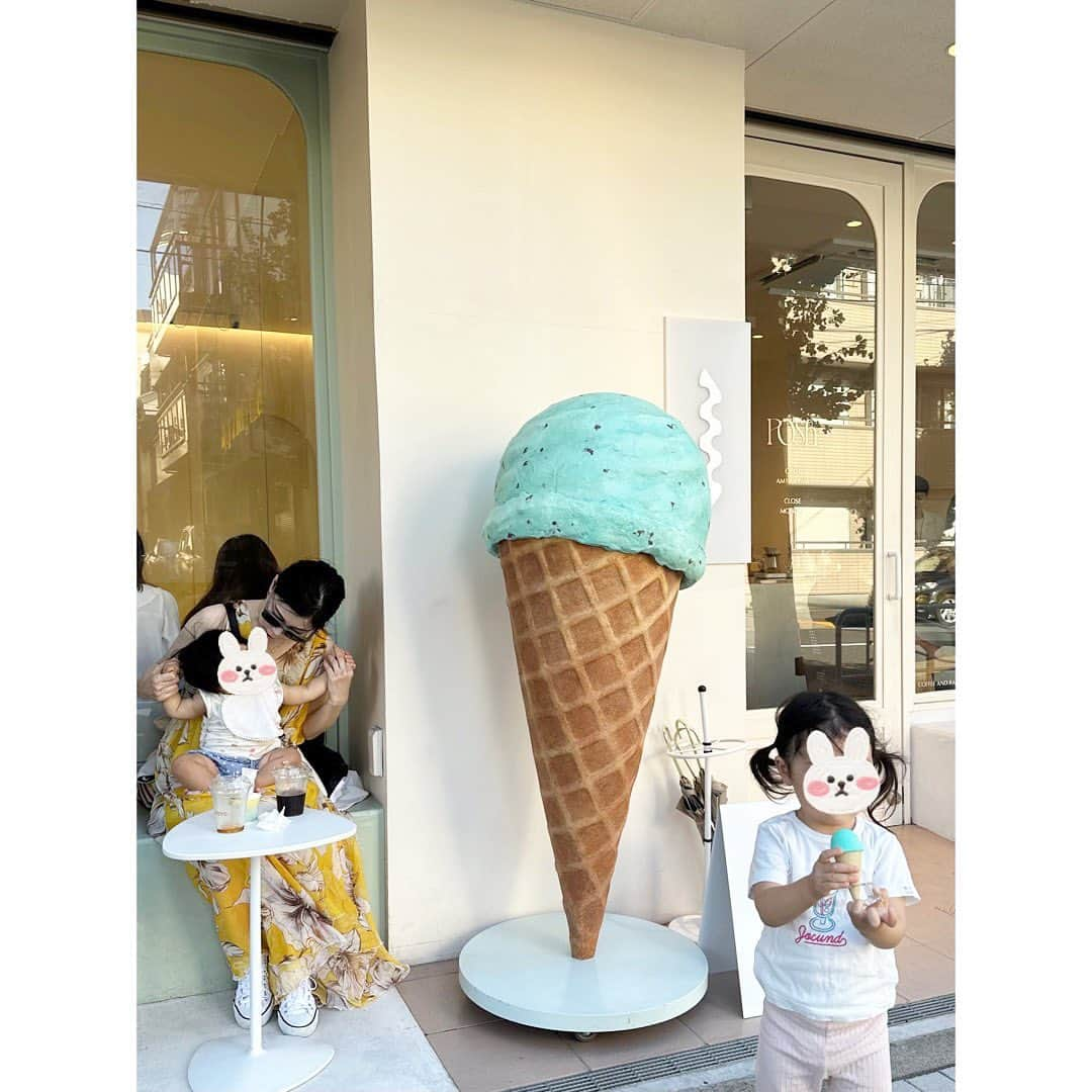 永末まゆさんのインスタグラム写真 - (永末まゆInstagram)「お家にあるアイスクリーム🍨のおもちゃと全く同じ配色のディスプレイ☺️  いっしょだねぇ！  と喜んでた🫶🏻  2人共アイスクリームのお洋服にしたんだけど、バタバタで写真なんか撮れない！😂  ・ ・ ・ #tutto #清澄白河カフェ #プラントベース #清澄白河子連れスポット #アイスクリーム部 #淡色カフェ」8月23日 10時40分 - nagasuemayu