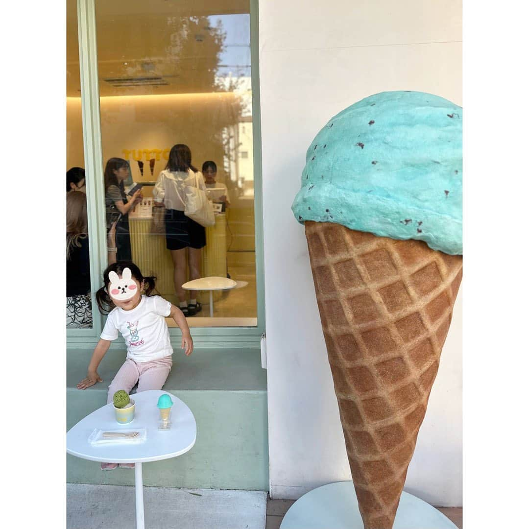 永末まゆさんのインスタグラム写真 - (永末まゆInstagram)「お家にあるアイスクリーム🍨のおもちゃと全く同じ配色のディスプレイ☺️  いっしょだねぇ！  と喜んでた🫶🏻  2人共アイスクリームのお洋服にしたんだけど、バタバタで写真なんか撮れない！😂  ・ ・ ・ #tutto #清澄白河カフェ #プラントベース #清澄白河子連れスポット #アイスクリーム部 #淡色カフェ」8月23日 10時40分 - nagasuemayu