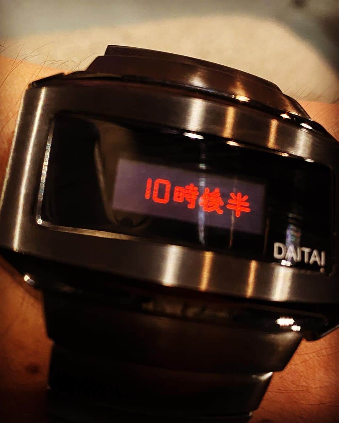 関智一さんのインスタグラム写真 - (関智一Instagram)「所さんのDAITAI時計を遂に入手！ 前から欲しかったヤ〜ツ🎵 バンドも調節して、ジャストフィット！ ザックリした表示に、ゆとりを感じちゃうー  #世田谷ベース #所さん #daitai時計」8月23日 10時41分 - sekitomokazu