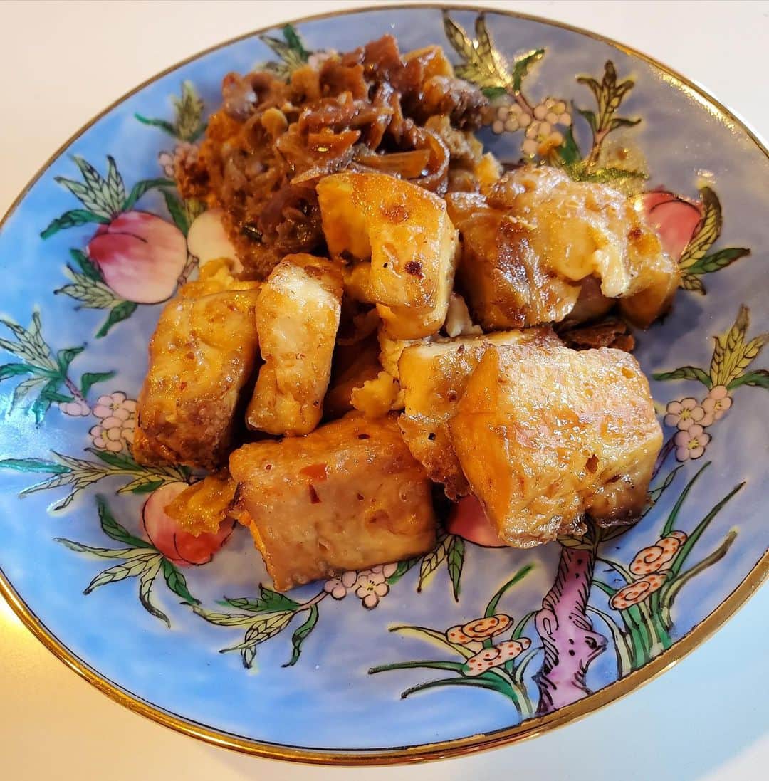 桃井かおりのインスタグラム：「お豆腐あげて作ったお揚げに、肉味噌☺️ 箸休めのつもりがこっちが受けて“もっと食べれるかも～"の一言で😳🥺😭　#かおり飯」