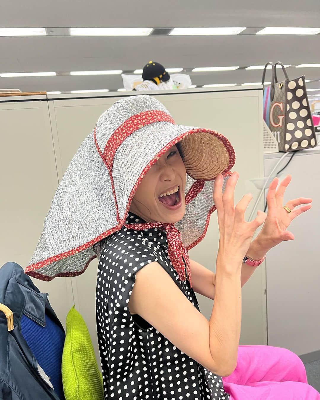 MBSアナウンサー公式さんのインスタグラム写真 - (MBSアナウンサー公式Instagram)「👒 福島アナが取材時に購入した 日除け帽子。 もう使わないので、 処分しようか考えていたところ、 「ちょーだい！！」と 声を上げたのは武川アナ。  子どもが所属する野球部の お世話当番の時に使うとのこと。  上泉アナの 「後ろから見たら 新しい怪獣みたいやな」 という言葉を受け、 ちゃんと怪獣ポーズを とってくれました。  優しい怪獣ですね！  #アナウンサー #日除け帽子  #ギラギラ #ジュラシックパーク」8月23日 10時50分 - mbs.ana