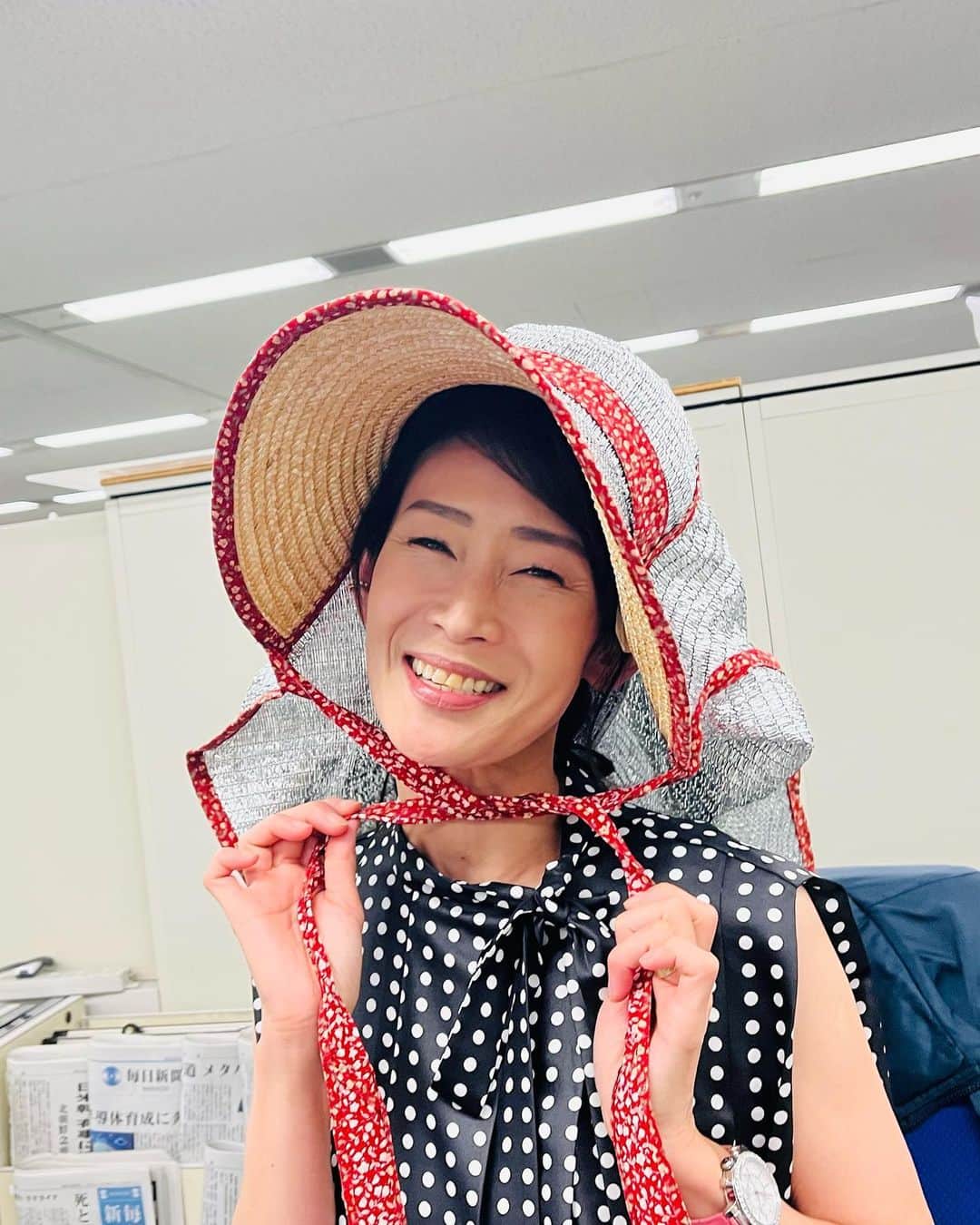 MBSアナウンサー公式さんのインスタグラム写真 - (MBSアナウンサー公式Instagram)「👒 福島アナが取材時に購入した 日除け帽子。 もう使わないので、 処分しようか考えていたところ、 「ちょーだい！！」と 声を上げたのは武川アナ。  子どもが所属する野球部の お世話当番の時に使うとのこと。  上泉アナの 「後ろから見たら 新しい怪獣みたいやな」 という言葉を受け、 ちゃんと怪獣ポーズを とってくれました。  優しい怪獣ですね！  #アナウンサー #日除け帽子  #ギラギラ #ジュラシックパーク」8月23日 10時50分 - mbs.ana