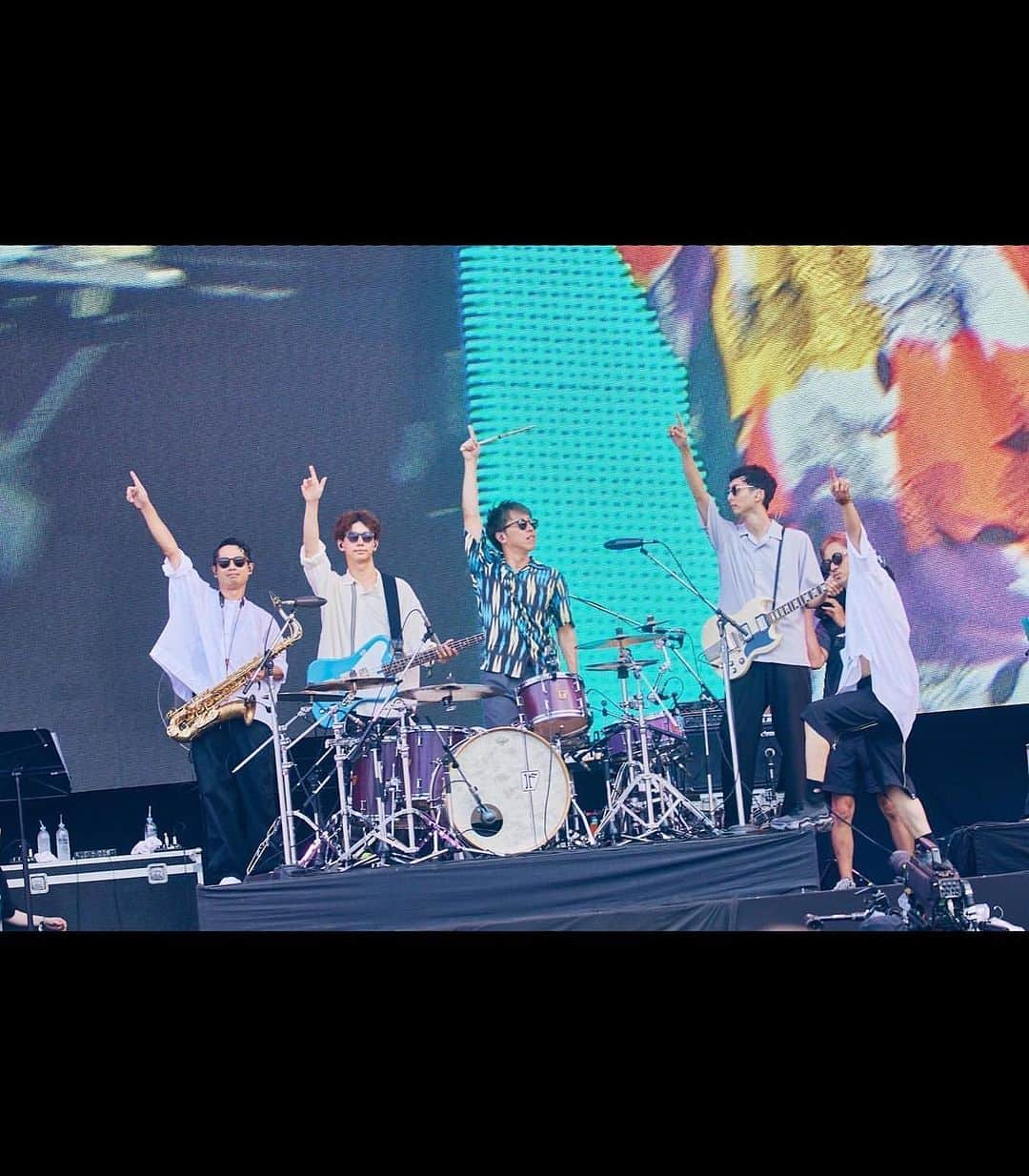 後関好宏さんのインスタグラム写真 - (後関好宏Instagram)「SUMMER SONIC 東京 sumikaのステージに参加しました！ 今月3公演目ともなると段々と様子がわかってきて、皆んなと一緒にも曲中で決めポーズしてみました。笑  ちなみにこの日はsumikaのライブが終わった後も、そのまま残って最後の花火まで観て帰ったのですが、帰りの駅を目指すお客さんが皆んな笑顔で楽しそうに1日の出来事を話していて、暑い中思いっきり楽しんだんだなぁ、とホッコリした気持ちで僕も会場を後にしました。  目撃して下さった皆さんありがとう御座いました！！ 夏フェスもう少し有りますので宜しくお願いします。  #sumika #サマソニ東京 #SUMMERSONIC」8月23日 10時46分 - gosekky