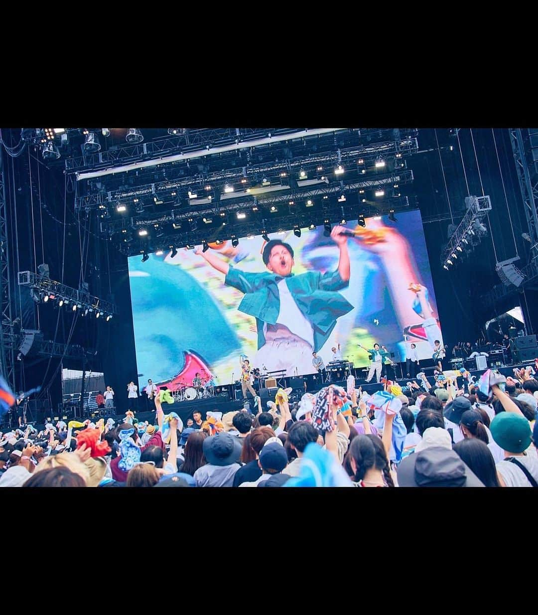 後関好宏さんのインスタグラム写真 - (後関好宏Instagram)「SUMMER SONIC 東京 sumikaのステージに参加しました！ 今月3公演目ともなると段々と様子がわかってきて、皆んなと一緒にも曲中で決めポーズしてみました。笑  ちなみにこの日はsumikaのライブが終わった後も、そのまま残って最後の花火まで観て帰ったのですが、帰りの駅を目指すお客さんが皆んな笑顔で楽しそうに1日の出来事を話していて、暑い中思いっきり楽しんだんだなぁ、とホッコリした気持ちで僕も会場を後にしました。  目撃して下さった皆さんありがとう御座いました！！ 夏フェスもう少し有りますので宜しくお願いします。  #sumika #サマソニ東京 #SUMMERSONIC」8月23日 10時46分 - gosekky