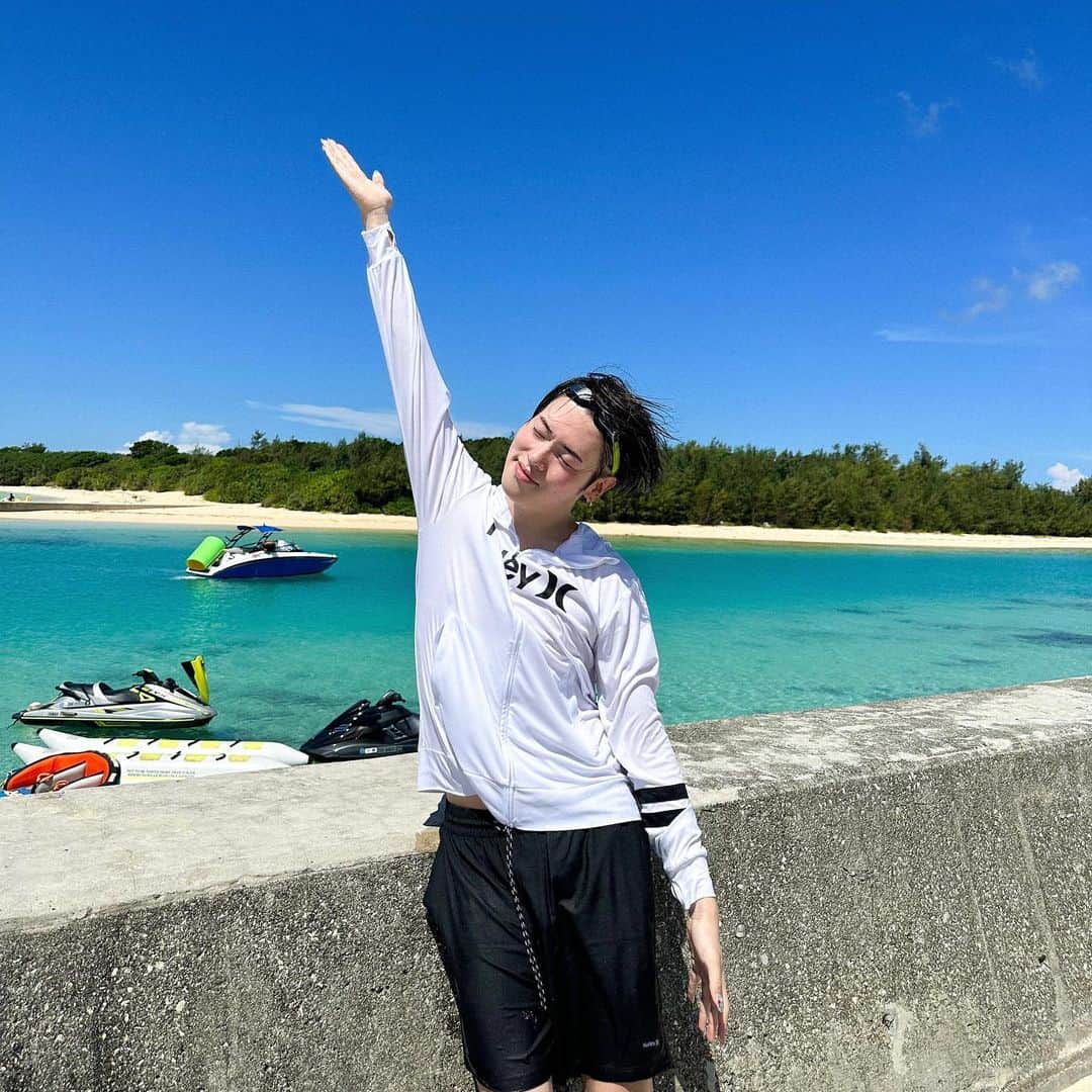 たけたろうのインスタグラム：「ㅤㅤㅤㅤㅤㅤㅤㅤㅤㅤㅤㅤㅤ 8/19〜22で人生初の "宮古島" 行ってきた！！✈️🏝️✨  休むことなく永遠に移動し遊び続けてた最高だった🥹💖💖 雨も最終日以外降ることなくて、めっっっちゃ星綺麗だったし、天の川見えたのとかもうやばすぎるし、普通にそこでみんなでちょっとうるうるしながらか誓い会う約束...🤣🤣、宮古島のご飯美味しかったし、マリンスポーツ死にそうになりながらバカ楽しかったし、ヴィラのプールもすごい綺麗だし、てかもうヴィラが綺麗すぎていた🥹💕💕💕シーサー作ったり、シュノーケリングしたり、アグー豚料理食べたり、全部が思い出😽現地で飲むオリオンビールがいっちゃんうめぇー！！！！🍺🌙  みんなと出会って一年なのに、こんなにも楽しい思い出をたくさん作れてることが嬉しくて泣いちゃうぜ！！❣️❣️❣️  おそらくえがちゃんのVLOGが1番僕達のリアル(映えも萎えも)なので、上がったらみんな見てwwwww僕も見るの怖い🤣💞 #Thisisこれが僕らの夏休み ㅤㅤㅤㅤㅤㅤㅤㅤㅤㅤㅤㅤㅤ ㅤㅤㅤㅤㅤㅤㅤㅤㅤㅤㅤㅤㅤ #ほのぴすちゃんの就寝は全日早かった #日焼け止めを伸ばすことを諦めたうじたまちゃん #ヤシガニガール #一生ディスイズこれが僕らの夏休みを一生言う男 #ご飯ですよよすっぴんはベラボーに可愛い でした🩵🩵🩵　  P.S.シーサー作り、誰がどれを作ったかはタグ付けで答え合わせしてみてね👍🏻」