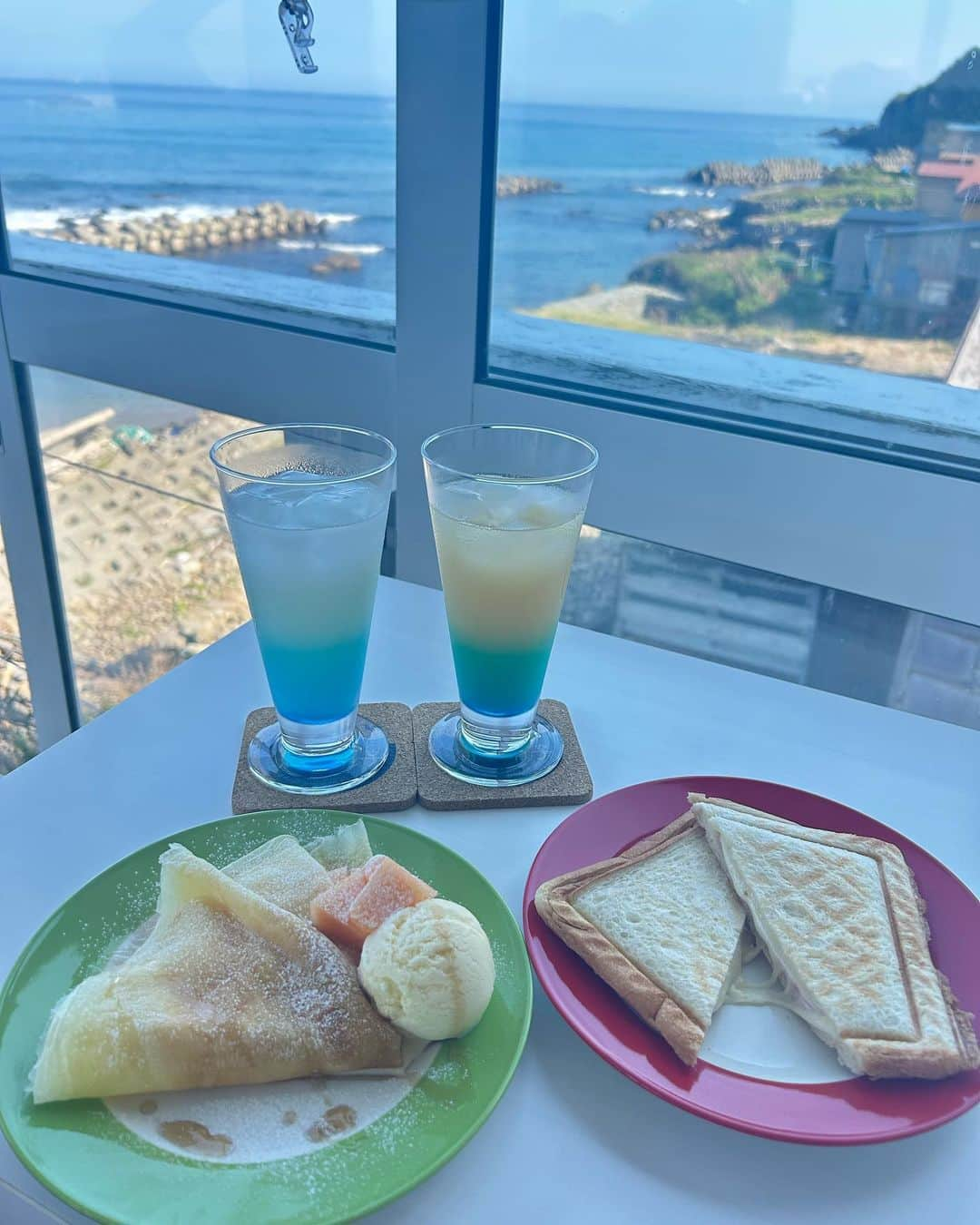 水島美結さんのインスタグラム写真 - (水島美結Instagram)「🧜‍♀️🫧🐚  海の見えるカフェで 景色も綺麗で美味しかった〜！！  #函館カフェ #函館グルメ #カフェ」8月23日 11時14分 - 17_miyuu_1112