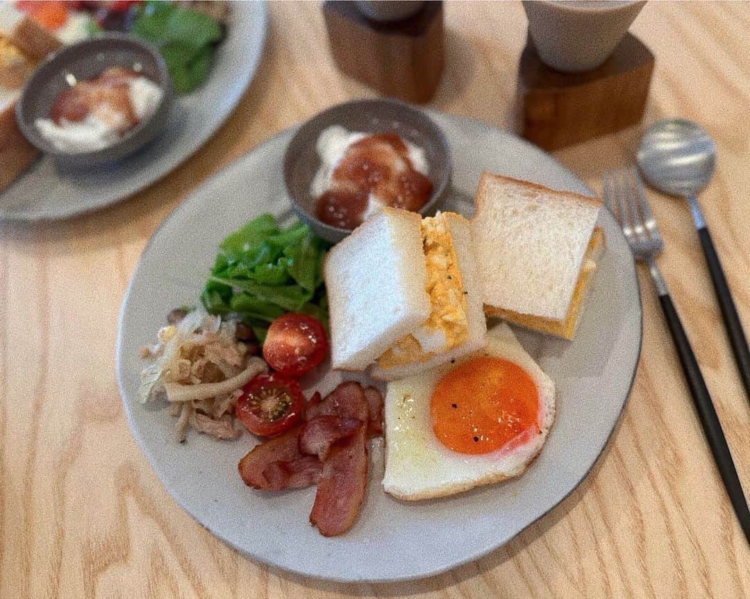 瀬戸サオリのインスタグラム：「朝ごはん🍴  サンドイッチの気分🥪 卵サンドが大好きなので 手作り卵サンド🫶🏽  今朝は久々に 体のメンテナンスに行けて 最高な1日のスタート▶️  今日も頑張りましょう〜🦭🫧  #オーガニック #有機野菜 #saori_cooking」