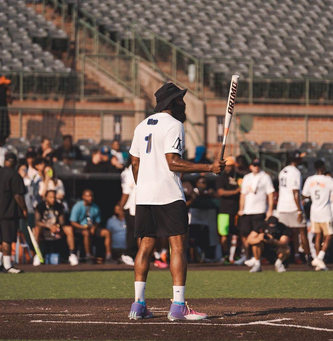 ジェームス・ハーデンさんのインスタグラム写真 - (ジェームス・ハーデンInstagram)「“ great fellowship “ nobody loses in a Charity Softball game 👀 😂 it was a perfect hot day in the city #JHTownWeekend #Uno」8月23日 11時21分 - jharden13