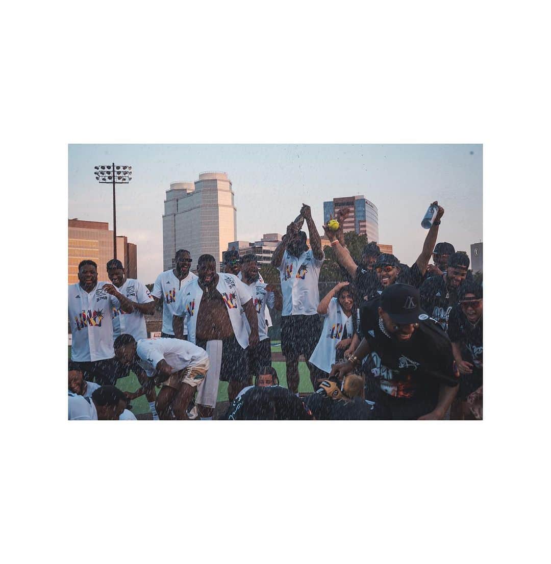ジェームス・ハーデンさんのインスタグラム写真 - (ジェームス・ハーデンInstagram)「“ great fellowship “ nobody loses in a Charity Softball game 👀 😂 it was a perfect hot day in the city #JHTownWeekend #Uno」8月23日 11時21分 - jharden13