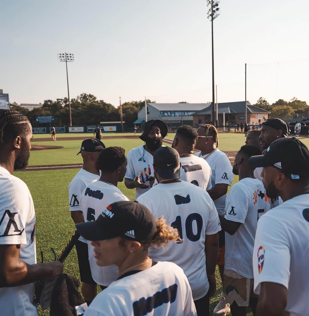 ジェームス・ハーデンさんのインスタグラム写真 - (ジェームス・ハーデンInstagram)「“ great fellowship “ nobody loses in a Charity Softball game 👀 😂 it was a perfect hot day in the city #JHTownWeekend #Uno」8月23日 11時21分 - jharden13