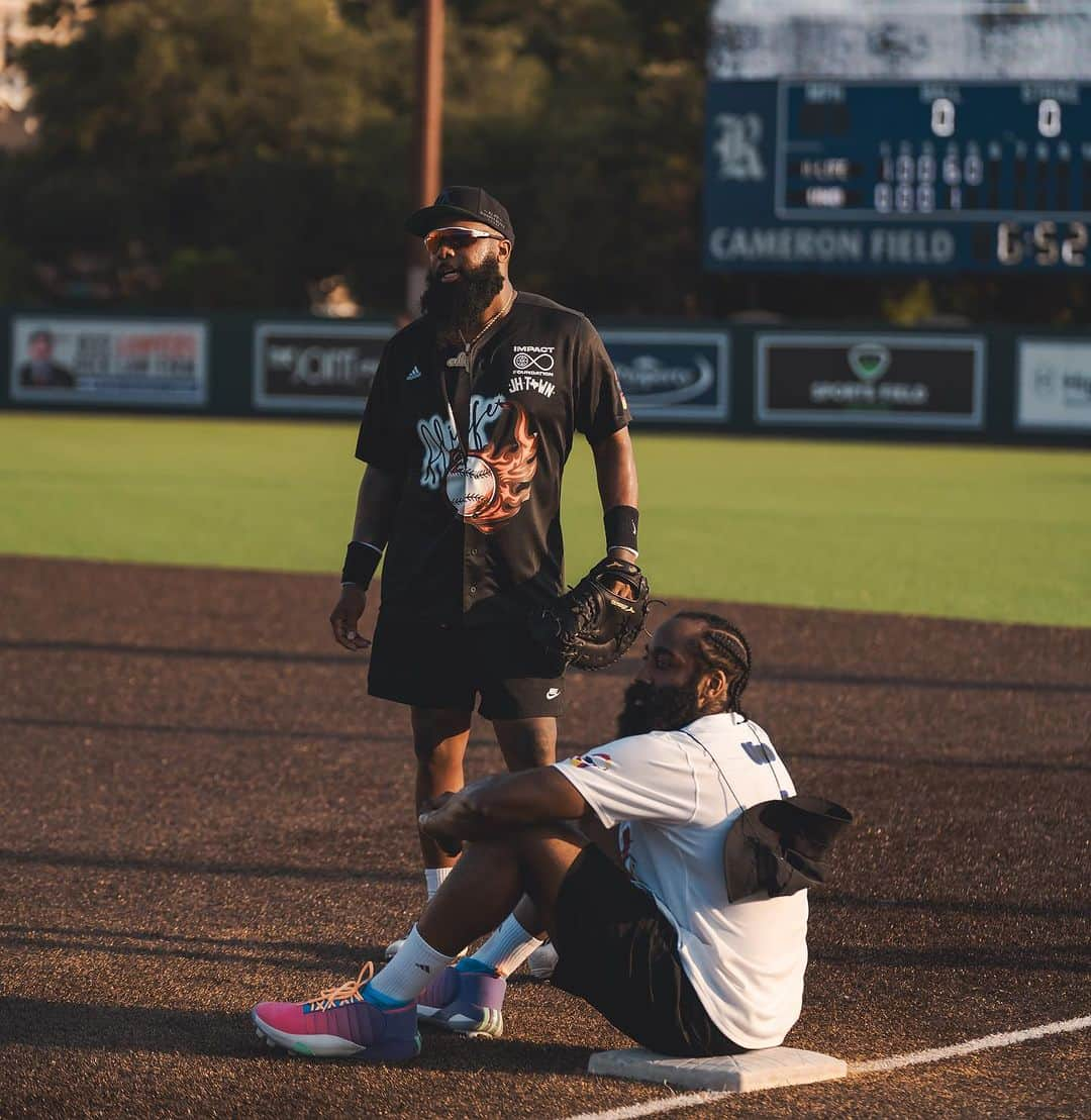 ジェームス・ハーデンさんのインスタグラム写真 - (ジェームス・ハーデンInstagram)「“ great fellowship “ nobody loses in a Charity Softball game 👀 😂 it was a perfect hot day in the city #JHTownWeekend #Uno」8月23日 11時21分 - jharden13