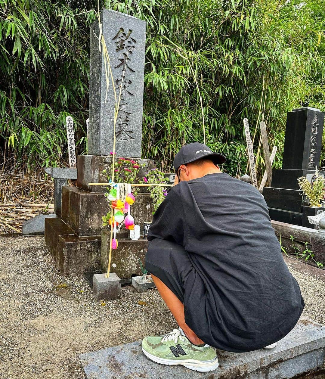のインスタグラム：「なかなか行けなくて久しぶりに🙏  もし見守っててくれるのであればただただ応援しててください🙏  #イルマニア#mcma#お盆#お墓参り」