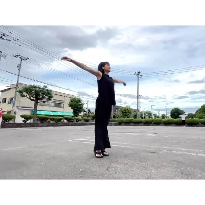 のインスタグラム：「急遽お邪魔した時の…  まさか 近くにラジオ体操会があると思わず サンダルでの参加。。。  いつでも、どこでも、誰でも、 そしてどんな格好でもできる それが良さでもあります☺︎  会場の皆様と少しですがお話しができた事が とても嬉しかった！  最後 また来てねーと言ってくださって 嬉しくて ちょっと泣きそうになったのは ここだけの話し。笑  仲間に入れてくださり ありがとうございました♪」