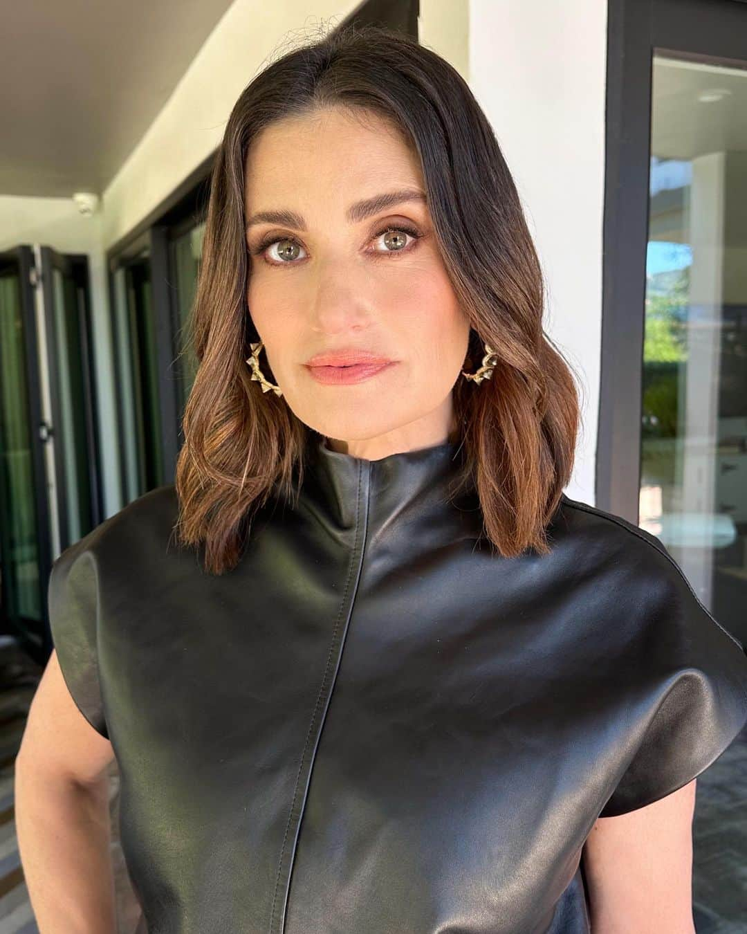 ポール・ノートンのインスタグラム：「Press day glam on @idinamenzel #hair by Me using @hottoolspro & @unite_hair #makeup by @katrinakleinmakeup #styling by @taraswennen #idinamenzel #dramaqueen」