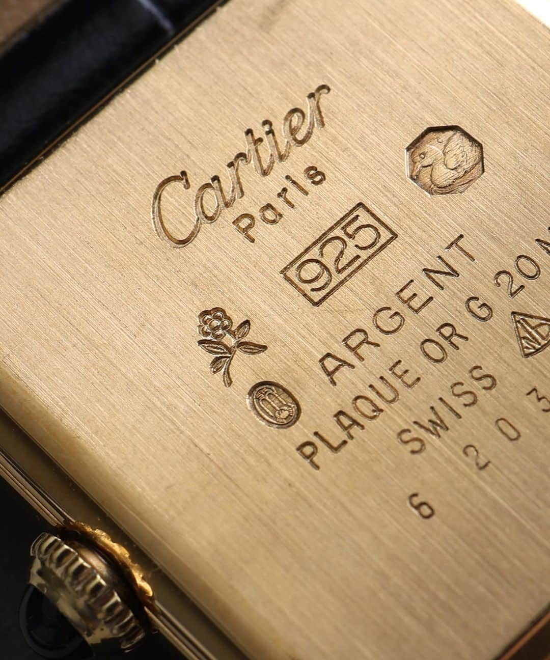 HIROBさんのインスタグラム写真 - (HIROBInstagram)「Vintage Cartier  マストコレクションが発足した70年代から、終末期の2004年頃にいたるまで、コレクションのアイコンを飾り続けたデザインです。 こちらは黎明期の手巻き式マストタンク。 クラシックを感じさせるアイボリーの文字盤には、伝統的なローマンインデックスが刻まれます。  こちらの商品はオンラインにて取り扱いしています。 no.23003890924610  #hirob #baycrews #vintagewatch #vintagecartier #mustdecartier @baycrews」8月23日 11時34分 - hirob.jp