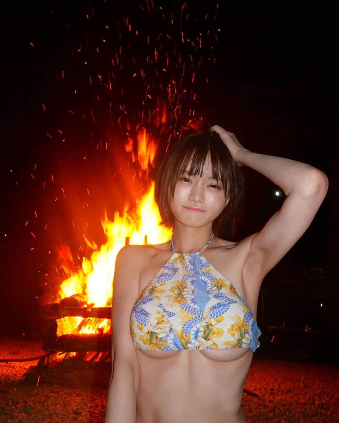 みもれもんさんのインスタグラム写真 - (みもれもんInstagram)「Seeing fire heals you, right? 🔥I watch bonfire videos on YouTube before going to bed, but the real campfire was soothing❣️Everyone should be healed by this photo😎😎  おはようございます🍉🌻 実家で遅めのお盆休み満喫してましたぁ〜🥰🥰 毎日0時に寝て早起きして身体スッキリ＼(^ω^)／🥳✨ 東京に帰ったらまた頑張るぞぉ❣️ 人気だたキャンプファイヤーの写真だよぅ🔥  2023ラスト夏・・一緒に燃えよ？❤️‍🔥  #キャンプファイヤー #火 #焚き火 #キャンプ #サウナ #川サウナ #自然人村 #キャンプ女子 #水着#sauna #canp #bikini #tokyo #mimolemon #みもれもん」8月23日 11時34分 - mimore_mon0929