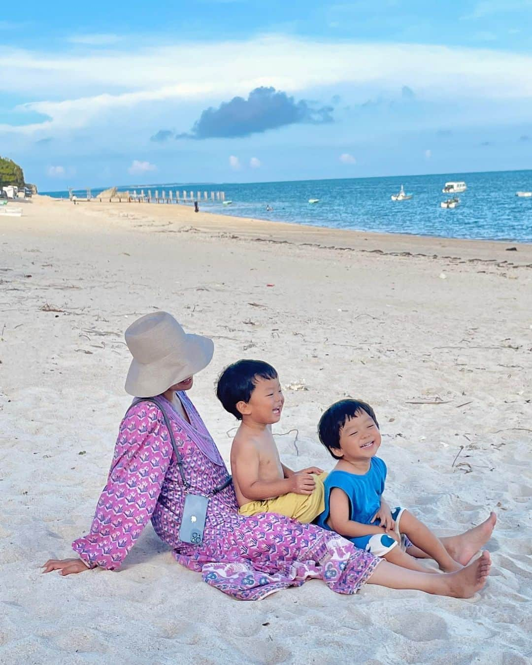 武智志穂さんのインスタグラム写真 - (武智志穂Instagram)「約3週間の日本横断夏休みを終えて、沖縄に帰ってきた翌日に訪れた夕暮れ時の @shokudo_kalika にて。 夫が撮ってくれてたお気に入りの写真です。 普段の飾らないわたし達を捉えた1枚☺️  今月で沖縄に移住してきて３年が経ちました🏝️  沖縄移住はわたしの夢のひとつで、いつか子どもを授かったら沖縄で子育てをしたいな〜と漠然と考えていました。 4回めの体外受精でえいけんを授かり憧れの妊婦さん生活✨…と思った矢先、コロナ禍に突入。 コロナ禍で制約ばかりの窮屈で息苦しい大都会での生活を経験し、生まれてくる子ども達には子どもらしく伸び伸びと育ってほしいという思いで『移住するなら今や！』と、勢いと直感だけで移住を決め、産後１ヶ月で拠点を東京から沖縄に移しました。  移住当初、「よくこのタイミングで移住するって決断したね〜！」と沢山の方から声をかけてもらっていました。 もちろん不安がなかった訳ではありません。 移住して仕事は無くならないか？ 初めての子育て（しかも双子）なのに、周りに頼れる人が一切いないという環境で、果たして大丈夫なのか？ そもそも沖縄に馴染めるのか？ 考え出すとキリがなかったし、これという解決方法だって特に思いつかないことばかり。 でも実際にやってみなければ何もわからない。 戻りたくなったらいつでも戻ればいいし、どうにかなる…と言えば無責任に聞こえるかもしれませんが、“何がどうなっても自分でどうにかする”という覚悟はもっていました。  欲しいものは、な〜〜〜んでもすぐに揃う超絶便利な東京での暮らし。 タクシーは呼ばなくても街中にいるし、バスだって10分も待てば乗れるし、電車だって迷えるくらい走ってる。 気心が知れた仲間とだって、会いたい時に会える距離。 それらを手放した後に寂しさや戸惑いを感じなかったと言えば嘘になるけど💦 でもそれ以上に、これからの人生の糧となる大切なものに気付くことができたし、家族と向き合いながら過ごせるかけがえのない幸せな時間を手に入れることができた。 色んなものを手放してシンプルになって、自分自身を知り、見つめ直すこともできた。 本当の意味での豊かさに気付けたのは、ここ沖縄での生活があったから🌺 結果こうして新しい世界に連れて来てくれた子ども達に、そして、いつもわたし達の移住生活を支えてくれている家族や友人、関係者の皆さまには心から感謝しています。  これからも沖縄の有益な情報や、みなさんがほっと一息つけるような沖縄の美しい風景を投稿していけたらと思っているので、フォローしてくださっているみなさ〜ん！ 引き続き武智家をどうぞよろしくお願いします🙇🏻‍♀️✨ いつもありがとう🫶🏼  #えいけんdiary #沖縄移住 #双子育児 #双子ママ #たからもの #自分がした選択を正解にするのも不正解にするのも自分次第 #失敗と捉えるのか勉強できたと捉えるのかも自分次第 #どんな状況でも卑屈にならずに前を向く  ちなみに移住生活4年目のスタートは、台風で停電した影響でえらいこっちゃになってた冷蔵庫の大掃除からでした。 （心優しい友人が一度家に入ってブレーカーを上げてくれたのに、Uターンしてきた台風の時にも停電したみたい。） 虫はわいてるわ、ニオイが凄いわで、元々潔癖症の気があるわたし達夫婦は冷蔵庫を買い換えようかと悩みましたが🤢、2日かけて掃除をしたらまた使えるようになりました。 長旅から帰ってきてのアレはきつかった〜！笑 沖縄での生活、まだまだ未体験なことがいっぱいです😆」8月23日 11時50分 - shiho_takechi