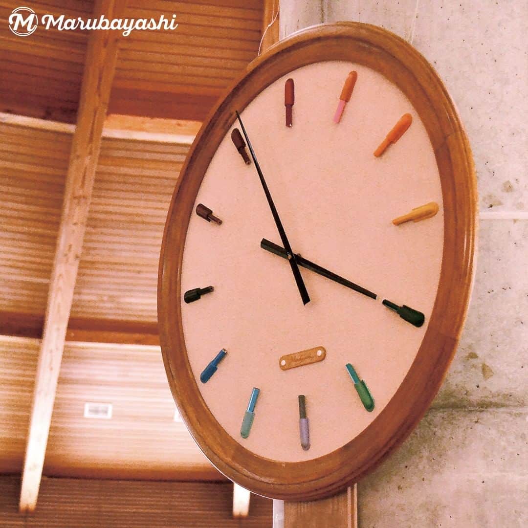 のインスタグラム：「*  ８月29日㈫まで開催している作品展。 淡路島へお越しの際は 是非お立ち寄りください。 ........................................................ 【革作家 丸林貴博 革の作品展2023】 場所：五色図書館（兵庫県洲本市） 期間：8/1(火)〜8/29(火) ［水・月末休館］ 開館時間：午前10時〜午後６時 入場：無料 住所：兵庫県洲本市五色町鮎原南谷59 電話：0799-32-1693 ........................................................  #レザークラフト#leatherhandmade #leatherdesign #leatherproduct #handmade #leatherlove #leatherlife #革好き #革のある暮らし」