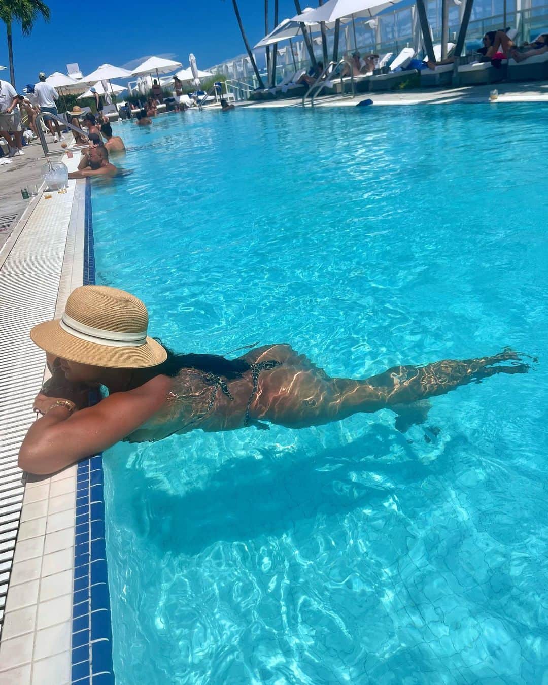 Eri Antonさんのインスタグラム写真 - (Eri AntonInstagram)「When you feel strong and confident in yourself everything else seems to fall right into place. 🩵🤍🤎✨  Swipe 🤪 #miami #1hotelsouthbeach」8月23日 11時45分 - erianton_