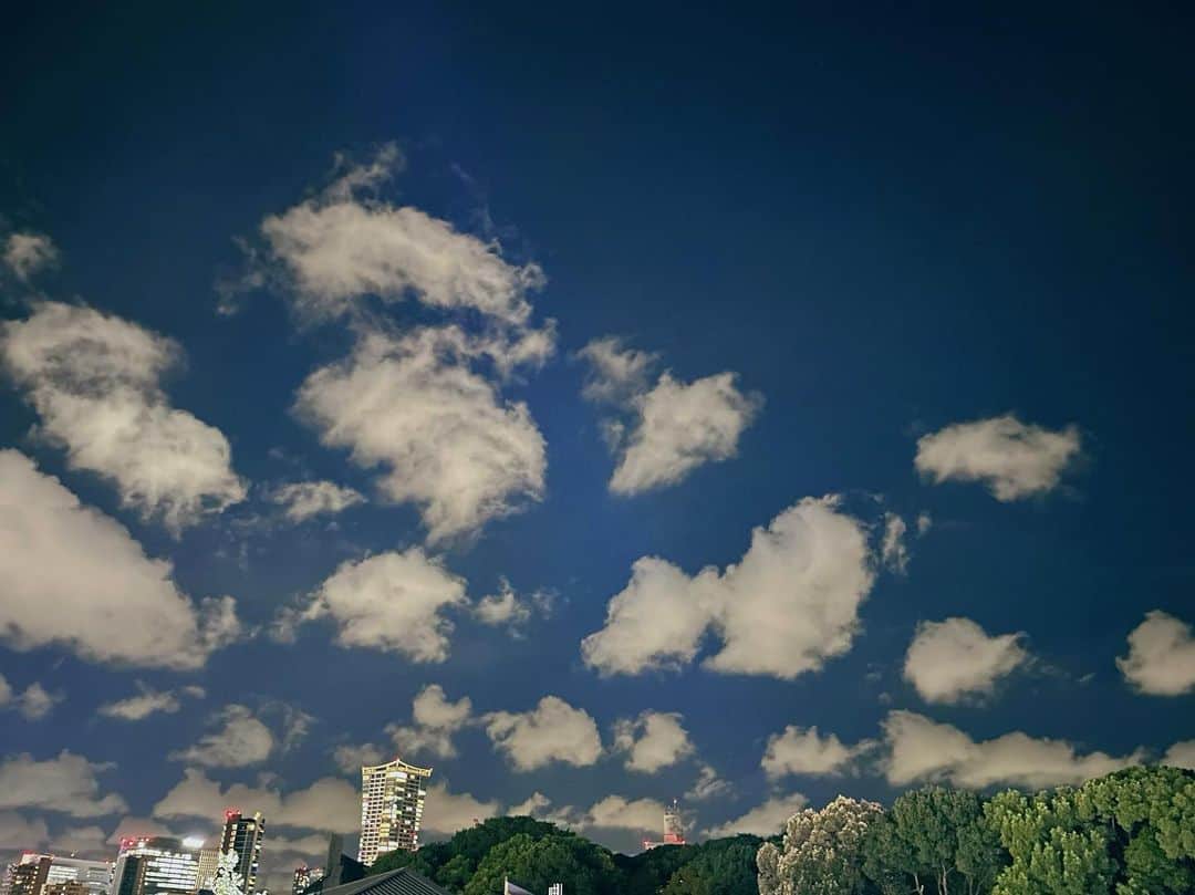 渕上舞のインスタグラム：「面白い雲☁️🌃  iPhoneのナイトモードで撮影したからか、木々が少しCG感あって、 なんだかゲームの画面みたい。  #原宿」