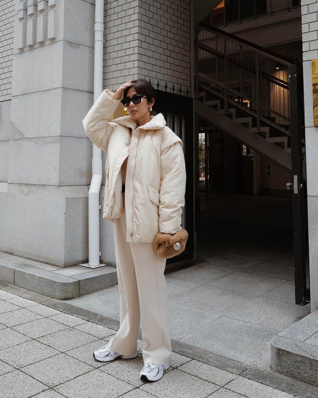 正中雅子のインスタグラム：「Ivory TONE🤍  とにかく軽くて温かく羽織れて ベストにもなって2wayで使えるおすすめの発熱素材ロハシーサーモサーモコート！😎  シンプルな様で、立体感あるけど着膨れしないようにしていて 襟のぷっくりしたフォルムとかパイピングが効いていて1枚あれば スカートにも合うしスニーカースタイルにも👟✨  coming soonもUPされたので是非outerチェックしてください⛄️  outer pre order 8.25 fri 12:00---8.28 mon 23:59  @machatt_  @machatt_staff_styling   #MACHATT#masaco服 #fashion#styling#outerstyle #mamafashion #アウターコーデ」