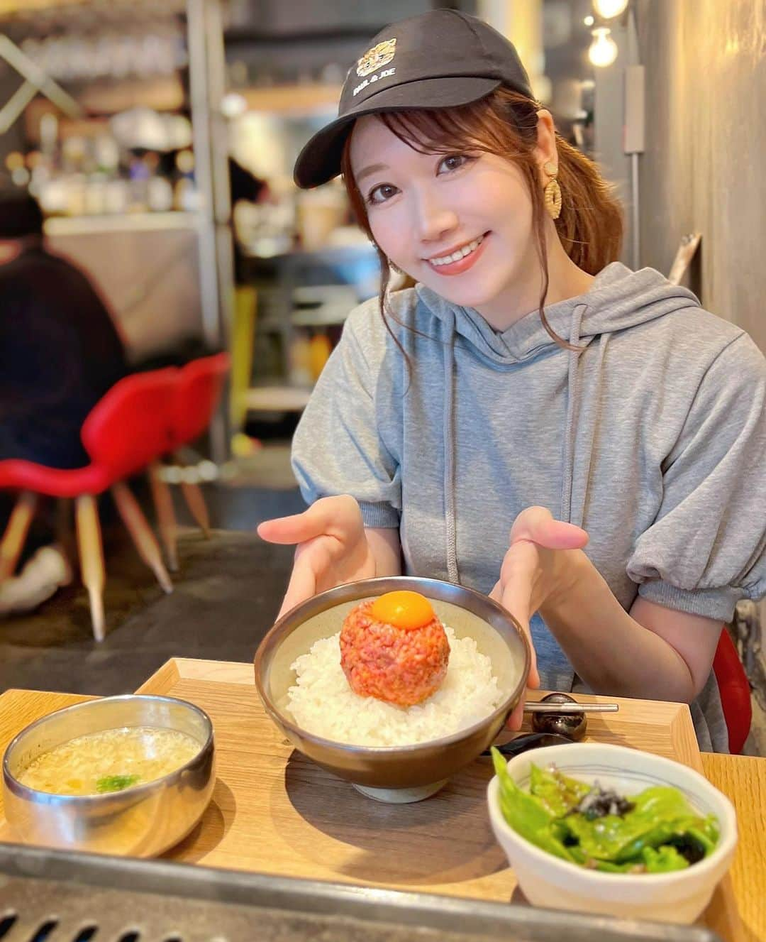 佐藤瀬奈のインスタグラム：「⠀ 見て…🤤 平日のみ1日”限定20食”の  #究極のユッケ丼 ！！！！⠀ ⠀ やんばぁぁぁぁ🤤💕💕⠀ ⠀ もうとろけた…2枚目の動画見てほしい…⠀ ⠀ 今回はシングルを頼んだんだけど、 次はダブル頼みたい🤤 ほんと美味しかった♡ そして店内がカフェみたいでオシャレだった！ ・ ・ ・ #ヒロキヤ恵比寿  #ヒロキヤ #恵比寿ランチ」