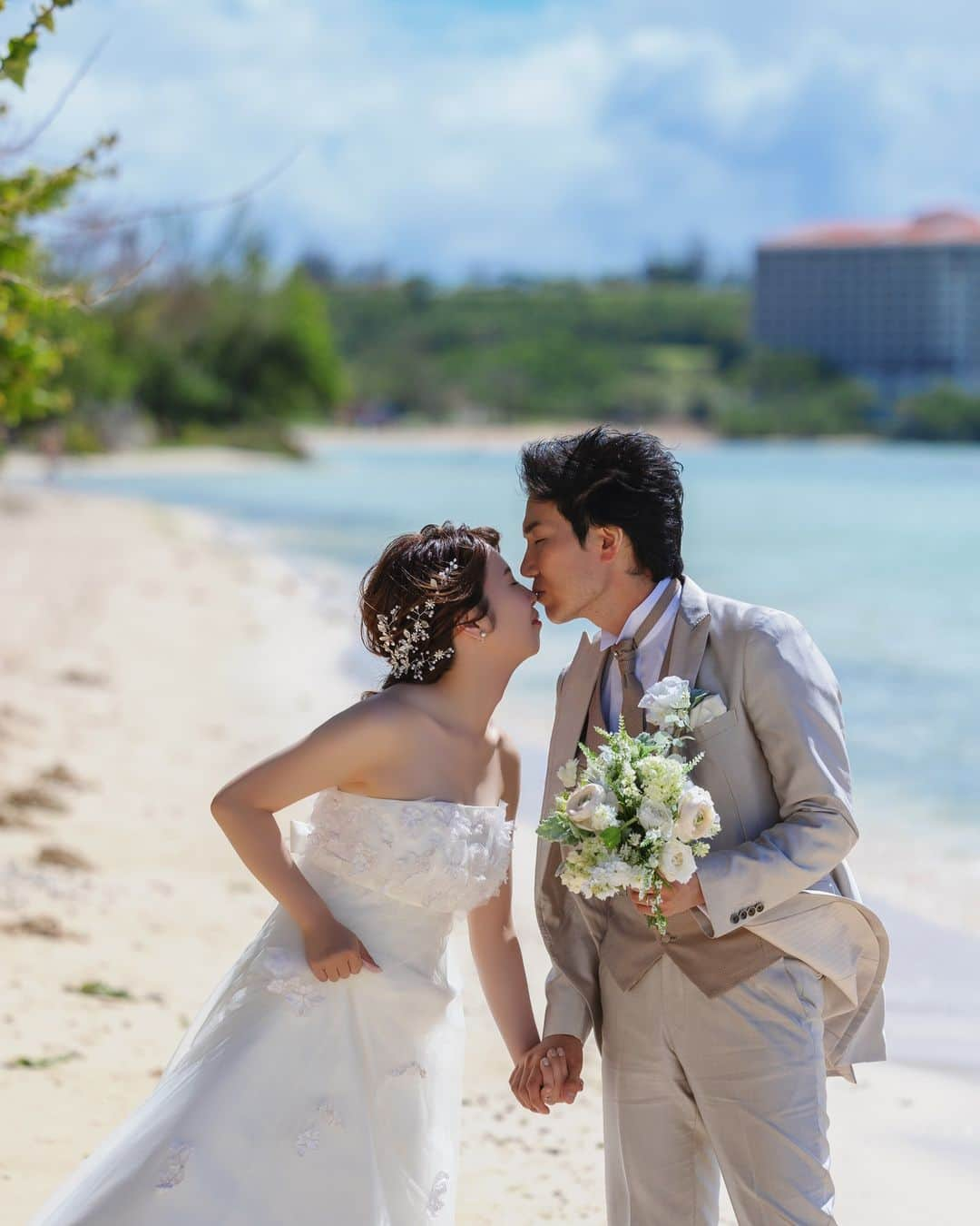 Watabe Weddingさんのインスタグラム写真 - (Watabe WeddingInstagram)「とってもキュートなキスショット😘  Hair & make : Aika Photo : Patrick Camacho  #guam #wedding #beach #beachphoto #resort #resortwedding #watabewedding #guamwedding #picoftheday #instagram #instagood #weddingphotography #kissme  #nofilter #2023夏婚 #2023bride #海外挙式 #ビーチフォトウェディング #ワタベウェディング #グアム #リゾートウェディング #タモンビーチ #プレ花嫁準備」8月23日 11時53分 - watabeguam