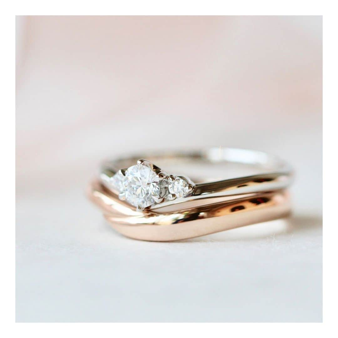 ith / イズ オーダメイド結婚指輪さんのインスタグラム写真 - (ith / イズ オーダメイド結婚指輪Instagram)「まるでお姫様のような ときめきを感じるさせる 婚約指輪の《ティアラ》です。  重ね着けをして、もっとときめきを。  ダイヤモンドの輝きにそっと寄り添う 優しいカーブの《レガート》を、 肌馴染みのよいピンクゴールドで合わせました。  色で指輪の表情を変えることで、 重ね着けならではの楽しみ方が見つかりましたね。  ▽ 指輪について 婚約指輪：ティアラ Pt950：268,000円〜  結婚指輪(女性)：レガート K18PG：121,000円〜  お問い合わせコード：24602  ***********************************  ⧉ ith 公式WEB  @ith_marriage アカウントTOPへ 　 ☞ プロフィールURLをタップ  ⧉ 暮らしに寄り添うジュエリー  ith online store ☞  @ith_jewelry   ***********************************  #結婚指輪 #マリッジリング  #婚約指輪 #エンゲージリング #カスタマイズ #オーダーメイド #オーダーメイドリング #手仕事 #結婚指輪オーダー #アトリエ #ゴールドリング  #ダイヤモンド #結婚指輪探し #結婚指輪選び #新宿 #重ね着けリング #コーディネート」8月23日 11時55分 - ith_marriage