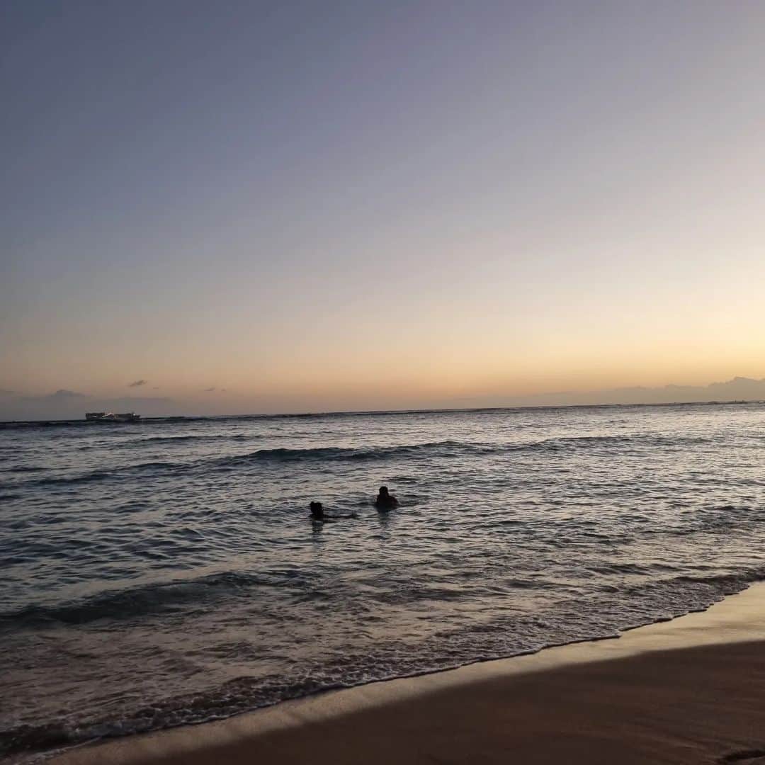 イ・アヒョンのインスタグラム：「그냥 내내..진짜. 깜깜해서 서늘한데도 내내.. 바닷물 속에서 종일.. #Hawaii #vacation #2023summer#honolulu」