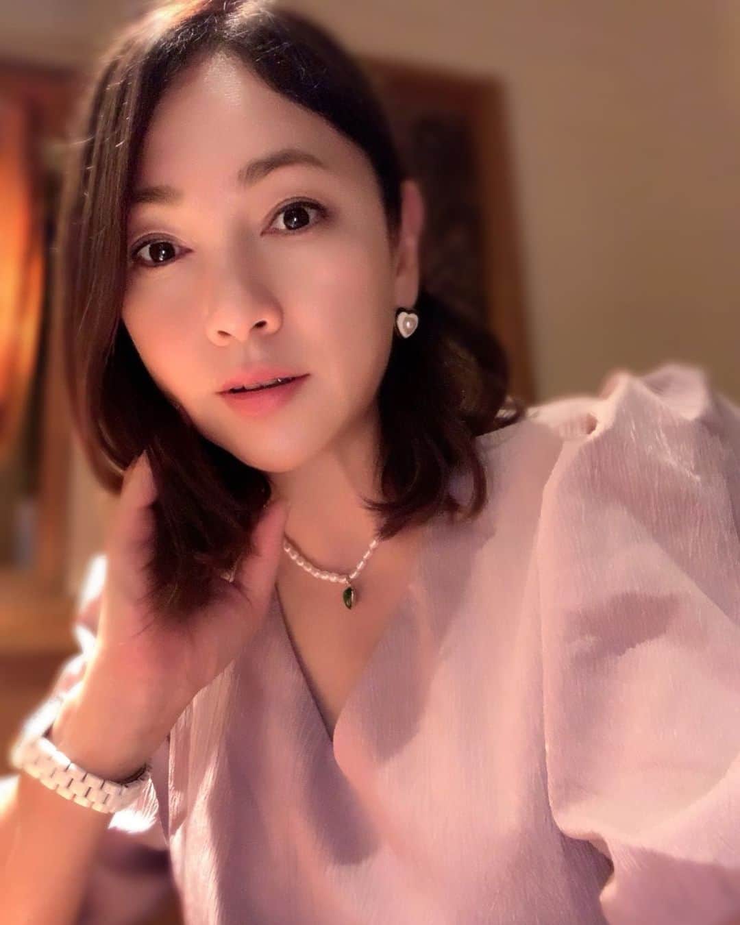 田中悦子のインスタグラム：「今日は夜遅くに 娘さんが帰ってきます☺️ なのでご飯の下準備を朝からずっとしてました🤣 一泊してすぐに帰るという なんでも、母のご飯が無性に恋しくなったそうです笑 幾つになっても 可愛いですね❤️  #薄ピンク #ワンピース」