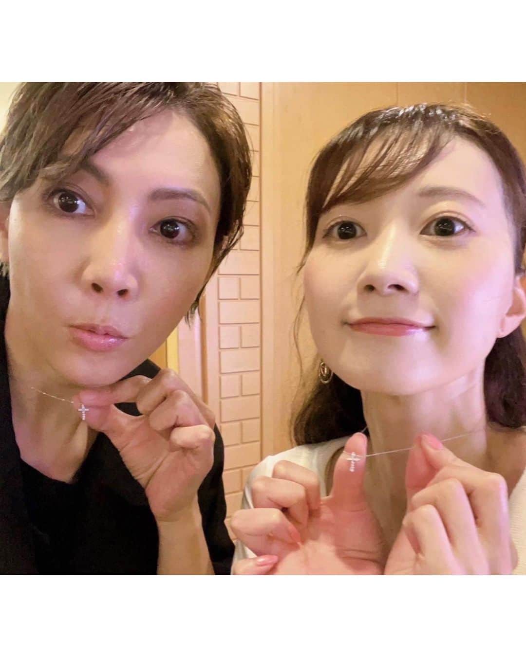 柚希礼音さんのインスタグラム写真 - (柚希礼音Instagram)「. やっと観に行けた 1789 . 礼真琴ちゃんの 回復を心から祈りつつ🙏 . 礼真琴ちゃんの 作ってきた情熱を 回復までしっかりと繋ごうと 暁千星ちゃんを 筆頭に ものすごい一丸となった 舞台を観せていただきました, . 素晴らしかったです。 . 細々と書けないくらい 圧倒的な 感動をもらいました❤️☺️ . #ねねと一緒に行けました #夢咲ねね　ちゃん #同じネックレスしてて驚き #礼真琴　ちゃん元気になるのを心から祈ってる #暁千星　ちゃん素晴らしい #星組 #宝塚 #柚希礼音 #レスリーさんにもバッタリ会えました」8月23日 12時09分 - reonyuzuki_official