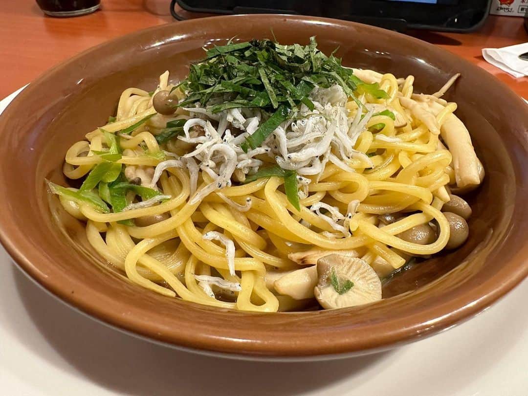 まえちゃんねるのインスタグラム：「今日のランチは、しらすと九条ネギの出汁醤油バターパスタ。写真とかなり違って😞 あ、そーか！今日からアソーカ配信開始だ！元気だしてこ😁  #ランチ #今日のランチ #しらすと九条ネギの出汁醤油バター  #パスタ #スパゲッティ #アソーカ #スターウォーズ #ディズニープラス」