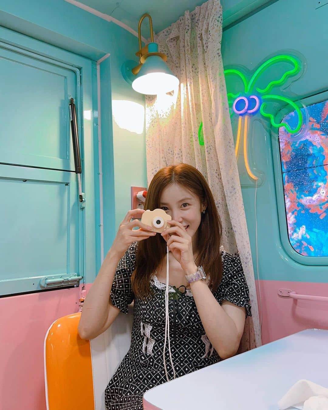 チョン・ヒョソンのインスタグラム：「윤이랑 신사동에서 데이트💕 왜 우리 작정할때마다 비와?  Sinsa in the rain ☔️」