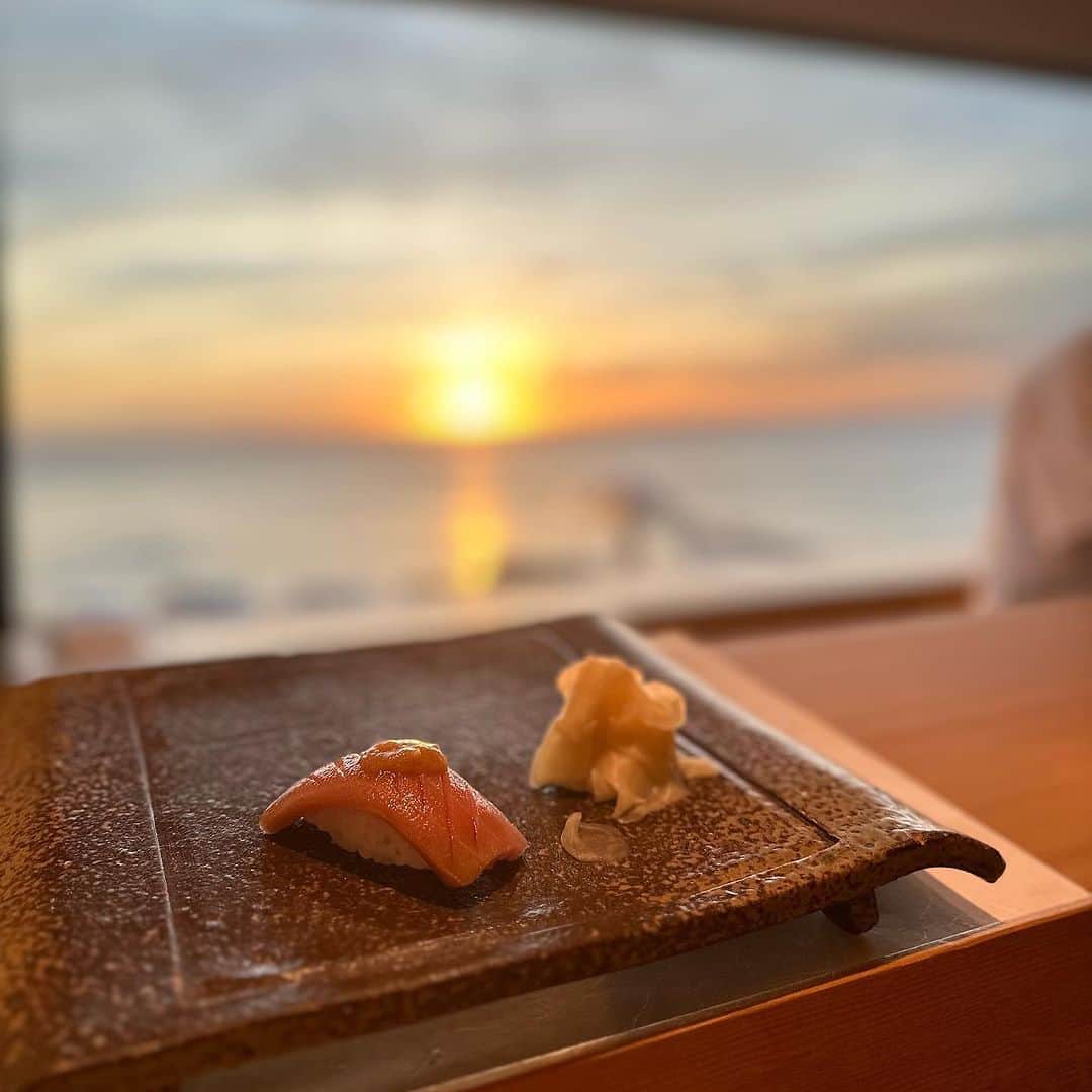 澤野井香里のインスタグラム：「夜は夕焼けを一望できるカウンターのお寿司へ🍣＾＾  ちょうどいいお天気で夕陽🌇が真っ赤に移り変わる空のグラデーションをゆったり眺められてすごくキレイだった✨  鮑の踊り焼きや、新鮮な海の幸🐟、和歌山の地酒🍶も堪能して…🤭  普段はなかなか家族揃ってゆっくり食事できないから、旅行の時は貴重な時間🩷  #ks_23✨ #ks_wakayama✨ #和歌山 #白浜 #家族旅行 #和歌山旅行 #国内旅行 #和歌山グルメ #和歌山ディナー #白浜グルメ #白浜ディナー #すし八咫 #こどもとおでかけ #関西ママ #京都ママ #男の子ママ #女の子ママ #ママライフ #ママリ #コドモノ  #7歳 #4歳 #👦🏻👧🏻 #S⭐️_ #M🍒_  #s⭐️m🍒」